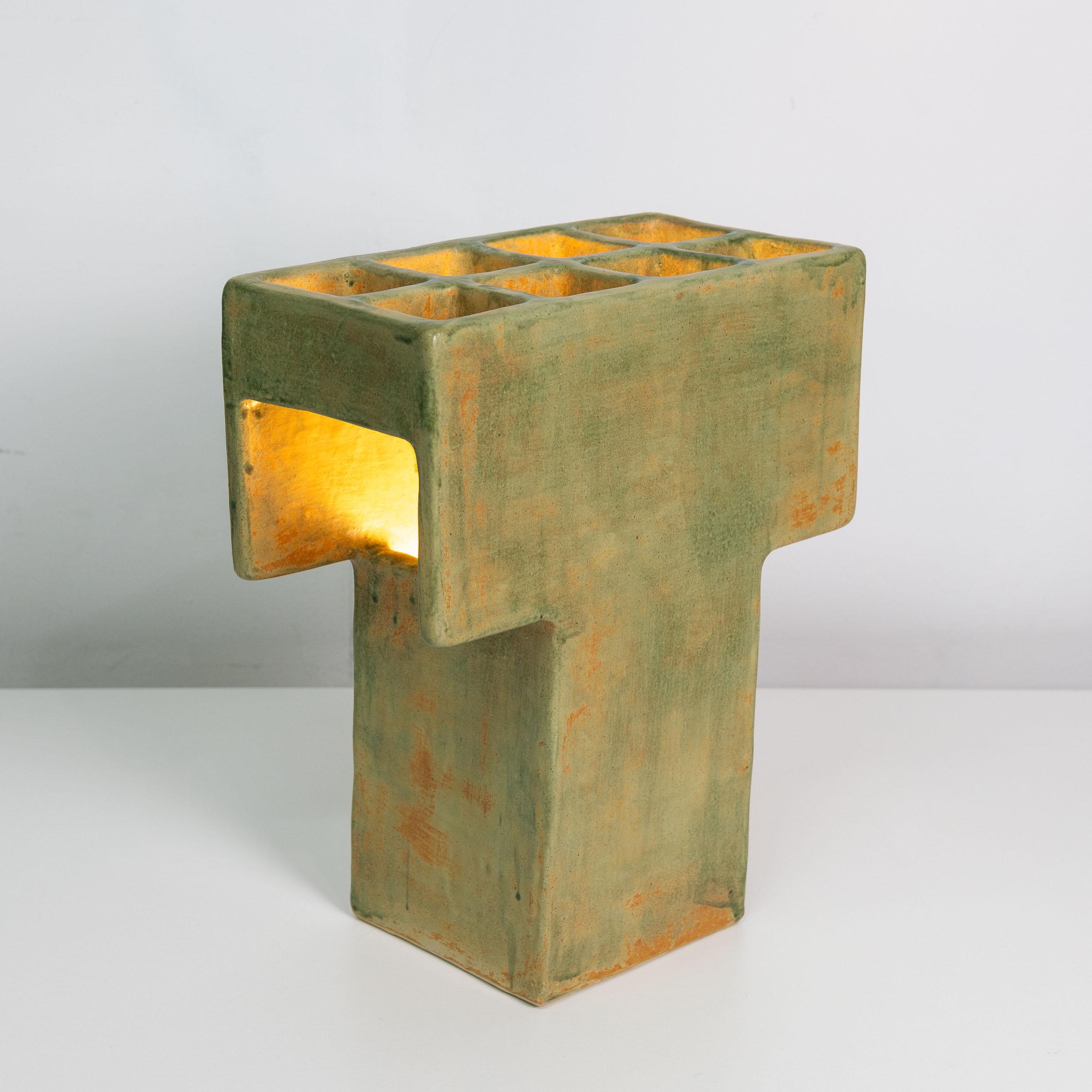 Une lampe de table en céramique unique en son genre, inspirée par l'architecture brutaliste des années 1960 et 1970. Fabriqué à la main à partir de plaques d'argile et recouvert d'une glaçure subtilement texturée. 

Lampe à poser Mr. T par Luft