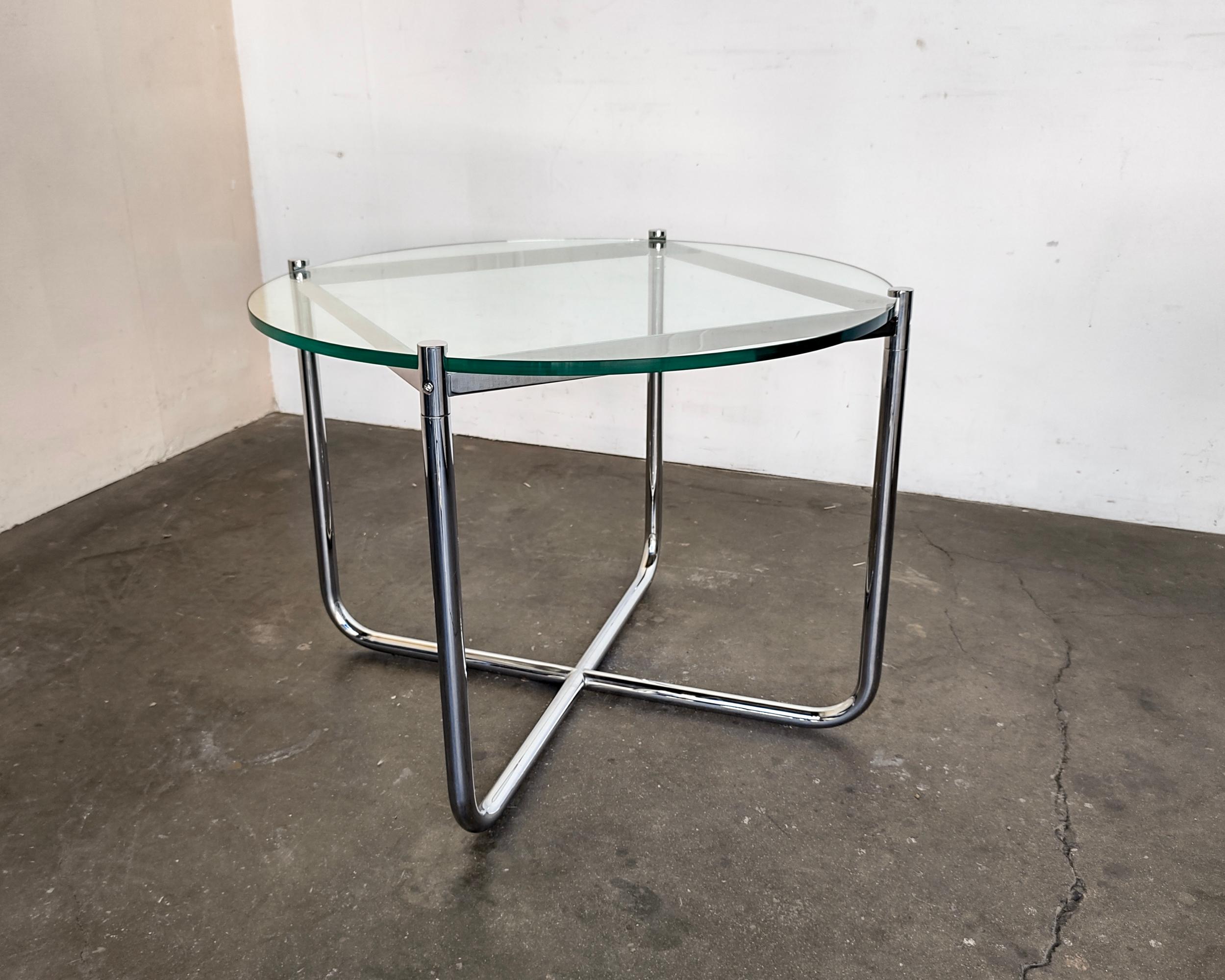 La table MR conçue par Mies Van Der Rohe présente son emblématique structure tubulaire courbée en chrome combinée à un plateau en verre épais. Conçu à l'origine pour la maison Tugendhat en 1927. Cet exemple a été produit par Knoll dans les années