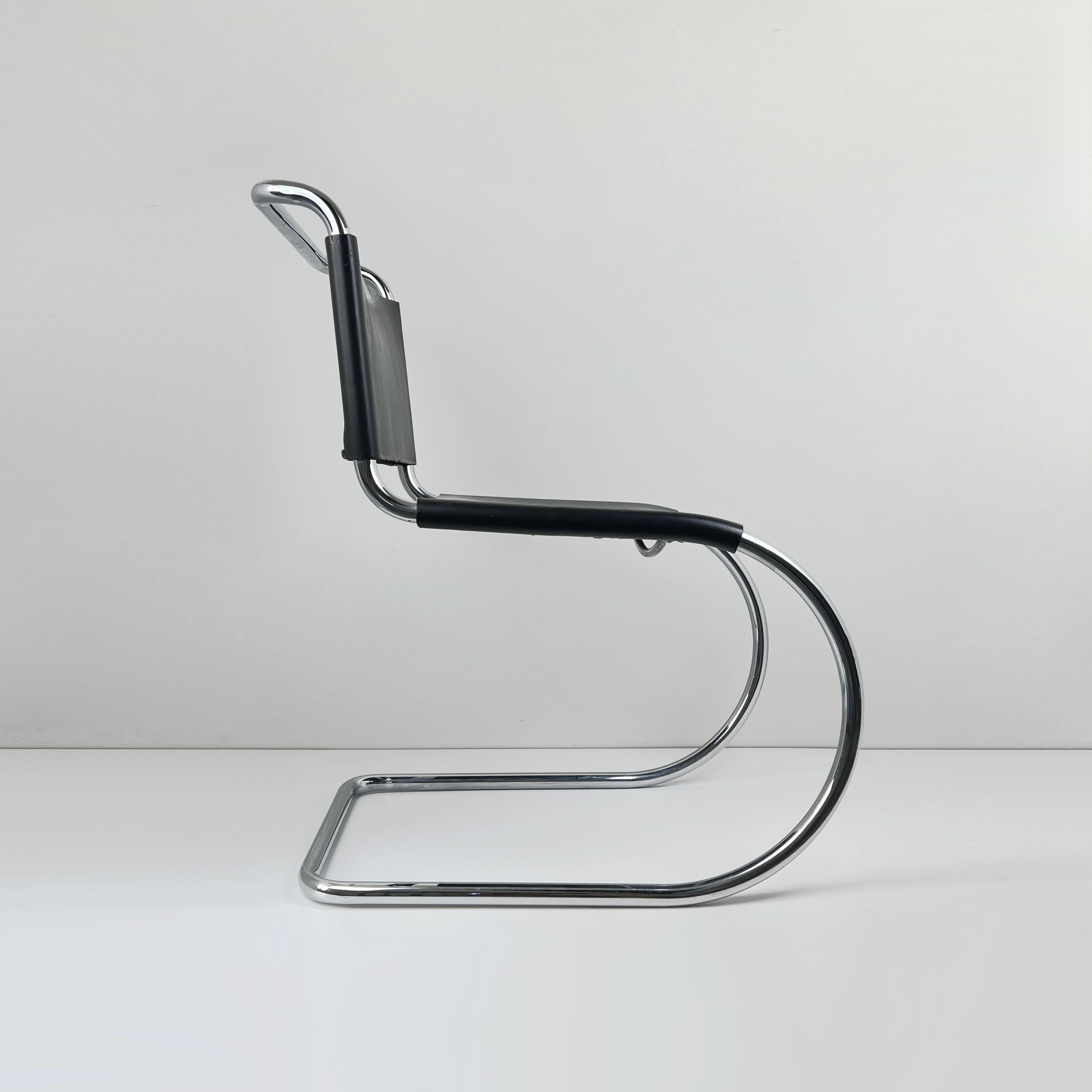 Der MR10-Stuhl von Knoll ist ein Meisterwerk originellen Designs, das vom legendären Mies van der Rohe erdacht wurde. 

Dieser einzelne Stuhl ist geradezu eine Ikone, denn seine Form erinnert an den innovativen Geist des Bauhaus-Visionärs Marcel