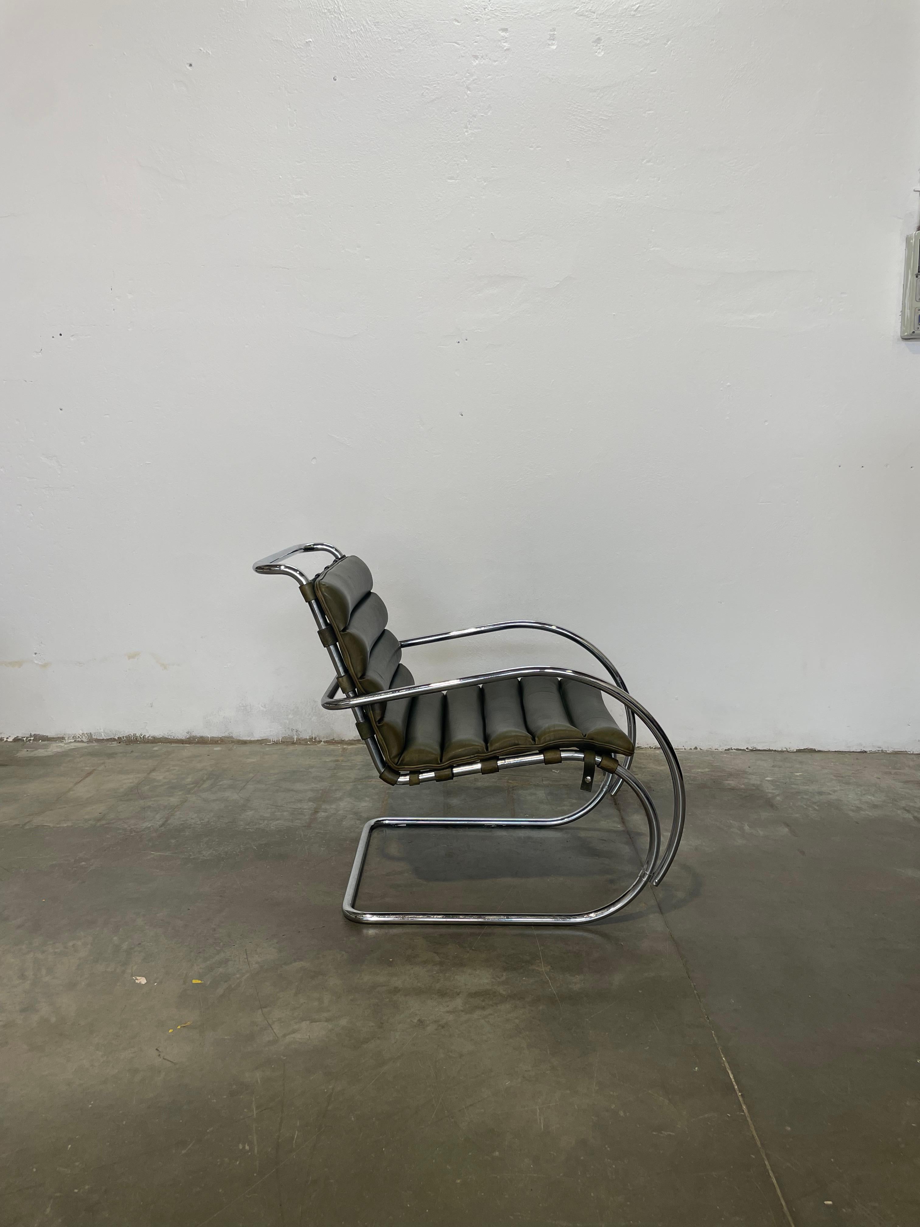 La MR Lounge Chair, creata da Mies van der Rohe per Knoll negli anni '70, è un’icona del modernismo. Realizzata in raffinata pelle verde, fonde stile intramontabile e comfort esclusivo. La struttura in acciaio cromato tubolare, ispirata al Bauhaus,