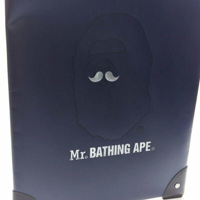 MR.BATHING APE GLOBE-TROTTER 2011 enveloppe bleu marine en fibre de valcan Pour hommes en vente