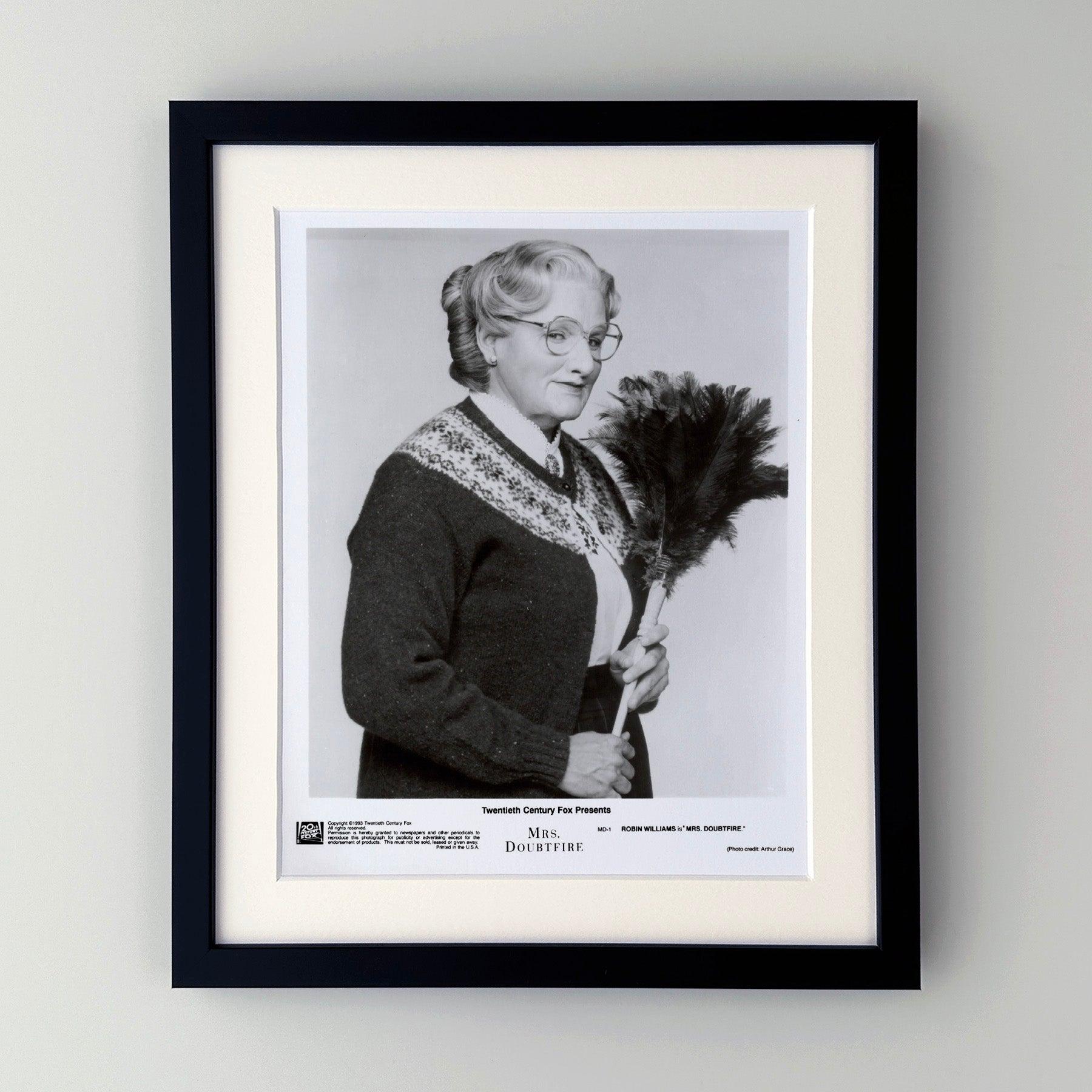 Photo publicitaire originale de 8x10 inches pour Madame Doubtfire (1993) avec Robin Williams, Sally Field et Pierce Brosnan et réalisé par Chris Columbus.

Les photos de publicité (film/production) ont été créées pour aider les studios à promouvoir