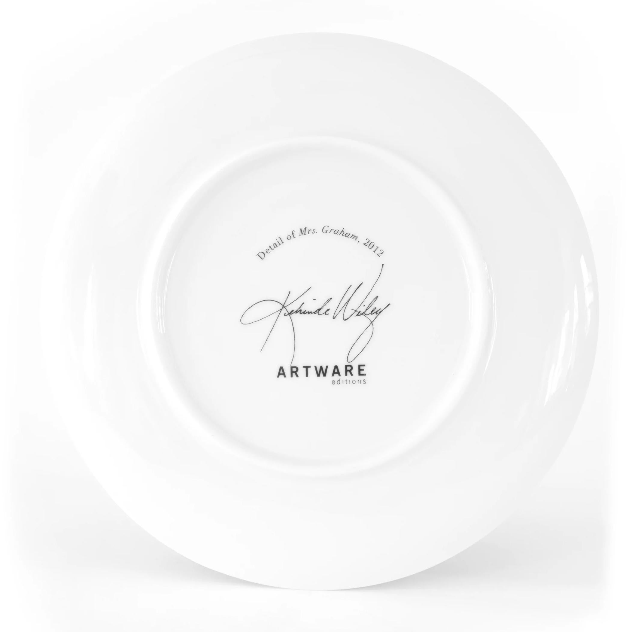 La colección de seis platos coupé de porcelana de Kehinde Wiley es una de nuestras ediciones más vendidas. Realizada en colaboración directa con el artista, la colección presenta detalles de pinturas que abarcan desde 2008 hasta 2012. Cada una de