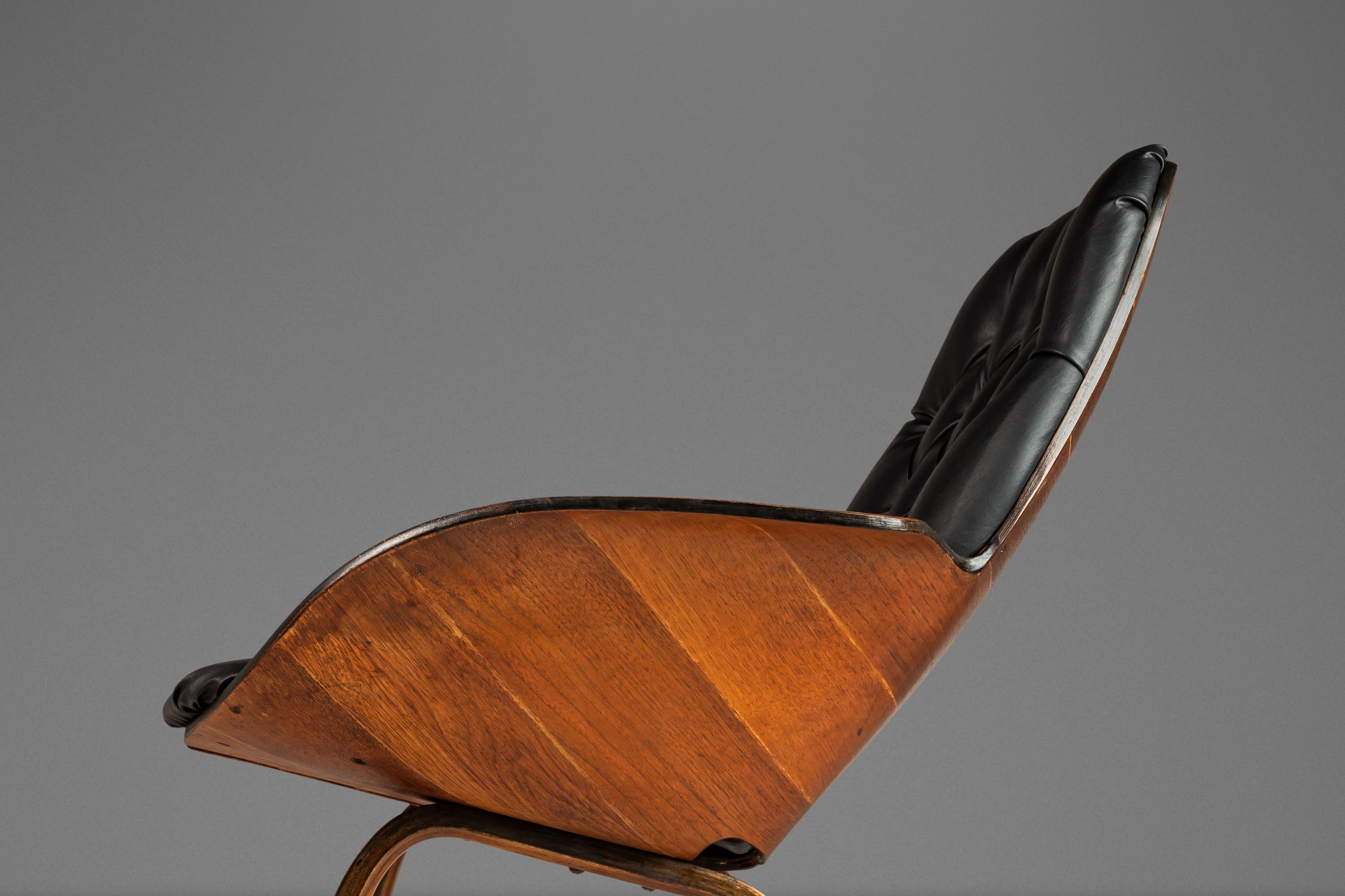 Mrs. Lounge Chair in Walnut & Vinyl by George Mulhauser for Plycraft, c. 1960s For Sale 9