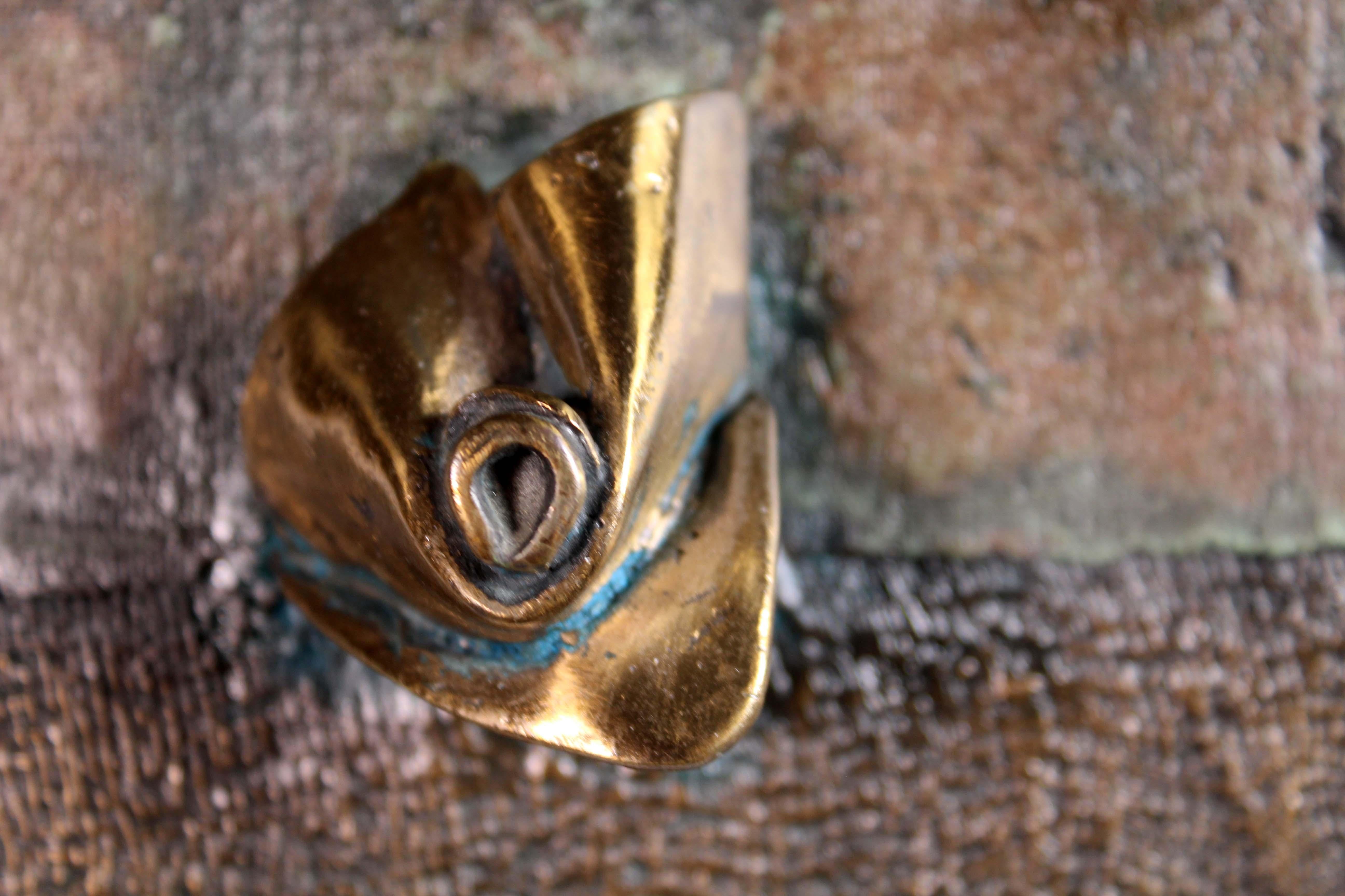 Sue Linburg Le Souvenir II, signierte moderne, polychromierte Hängeskulptur aus Bronze, Wildleder im Zustand „Gut“ im Angebot in Keego Harbor, MI
