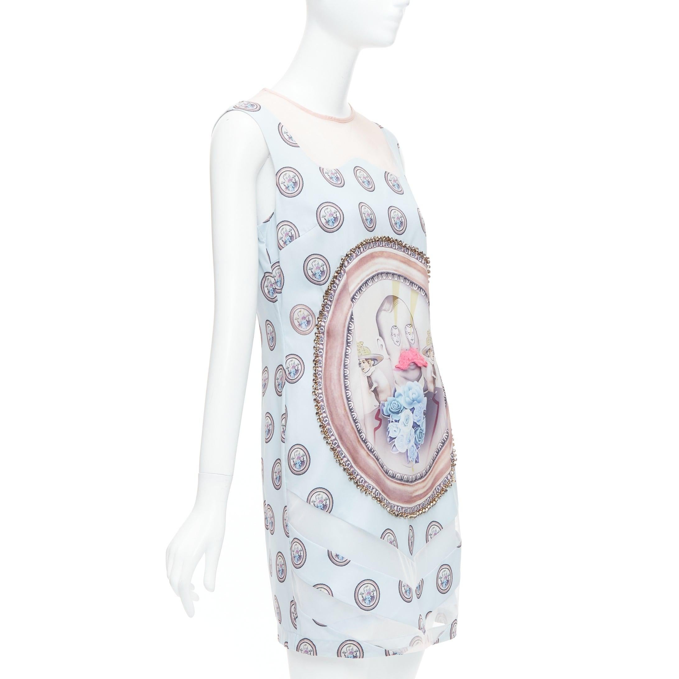 Gris MSGM robe droite à imprimé portrait en soie mélangée bleu ciel avec ornements L en vente