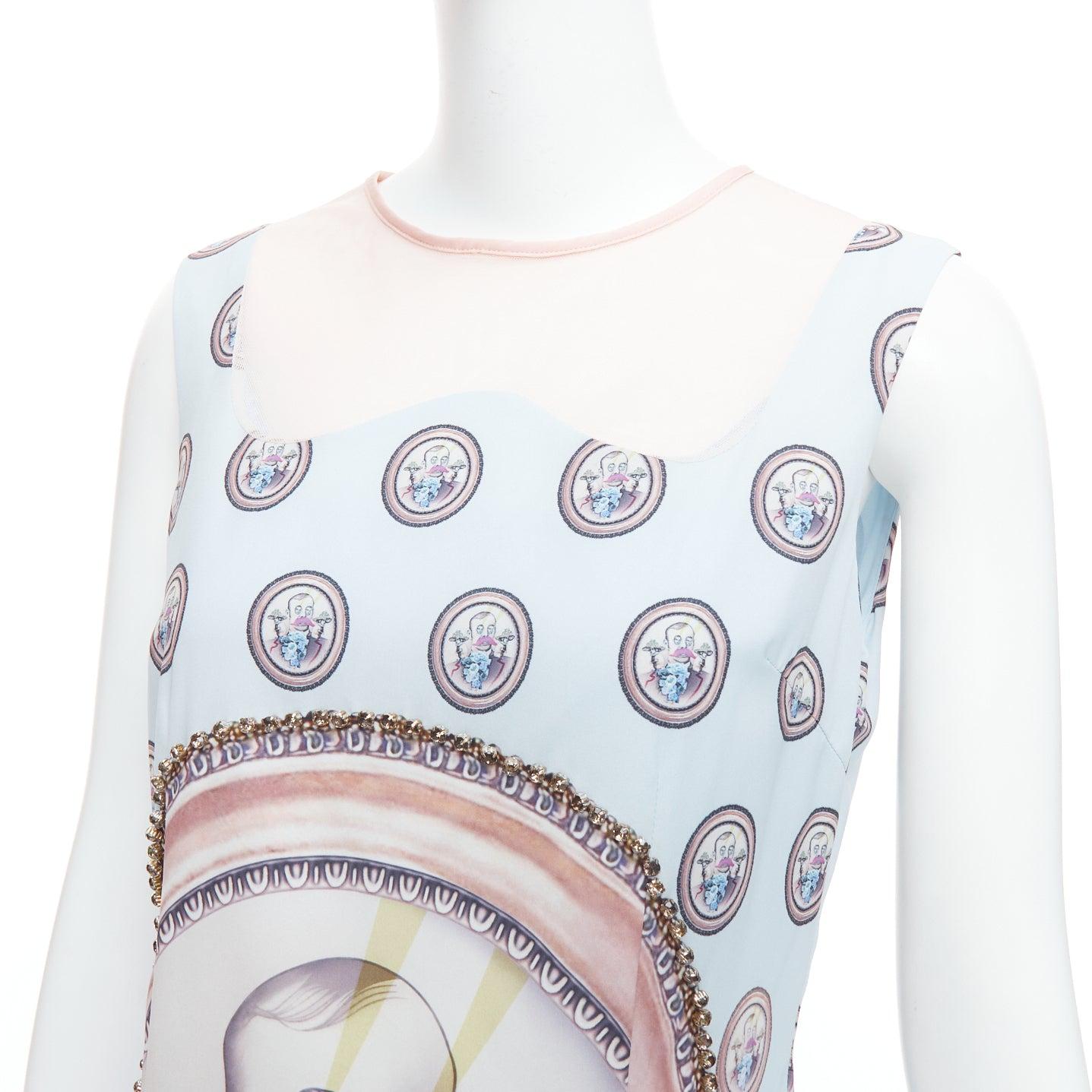 MSGM robe droite à imprimé portrait en soie mélangée bleu ciel avec ornements L en vente 2