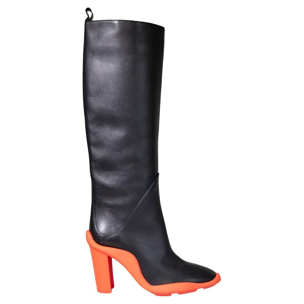 L'ÉTAT est très bon. L'usure des bottes est minime. L'arrière des talons présente une usure minime et des marques de décoloration. Marques d'abrasion sur les bords avant et latéraux et froissement général du cuir à l'avant et à l'arrière de cet
