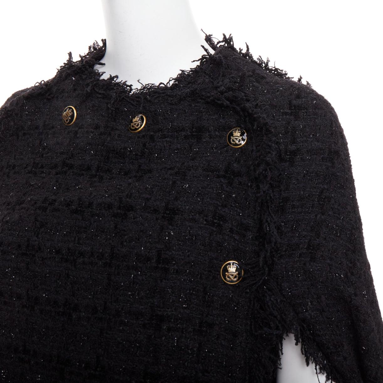 MSGM cappotto a mantella in tweed nero con bottoni varsity dorati e frange IT38 XS
Riferimento: AAWC/A01433
Marchio: MSGM
Materiale: Tweed
Colore: Nero, Oro
Modello: Tweed
Chiusura: bottone
Fodera: Tessuto nero
Dettagli extra: Mantella in tweed di