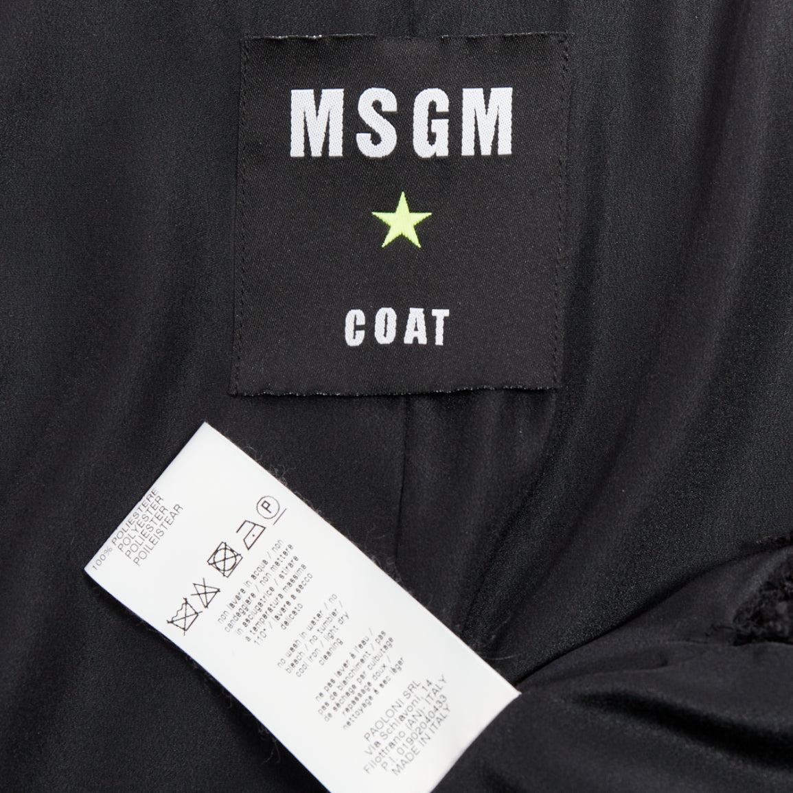 MSGM cappotto a mantella in tweed nero con bottoni varsity dorati e frange IT38 XS in vendita 3