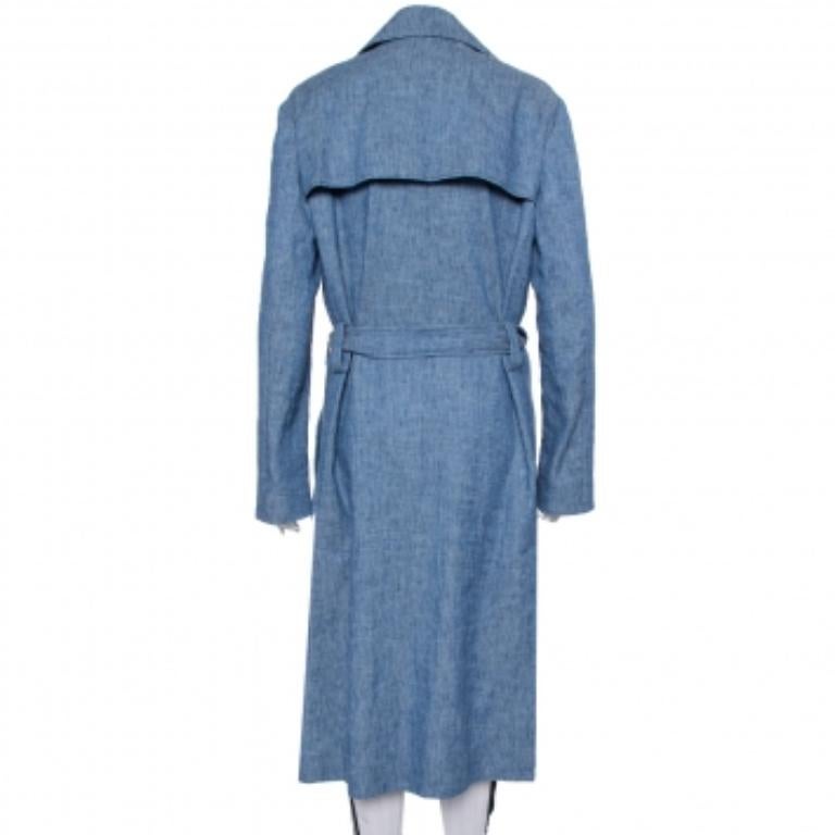 Leave everyone amazed by stepping out in this gorgeous coat by MSGM. Each creation from the label exudes a youthful appeal coupled with contemporary designs, and so does this denim coat fashioned in a blue hue. Made from a quality cotton blend in a