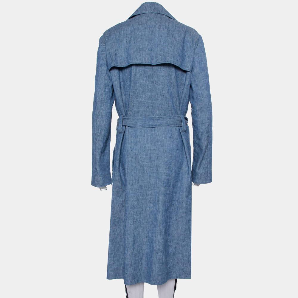 Leave everyone amazed by stepping out in this gorgeous coat by MSGM. Each creation from the label exudes a youthful appeal coupled with contemporary designs, and so does this denim coat fashioned in a blue hue. Made from a quality cotton blend in a