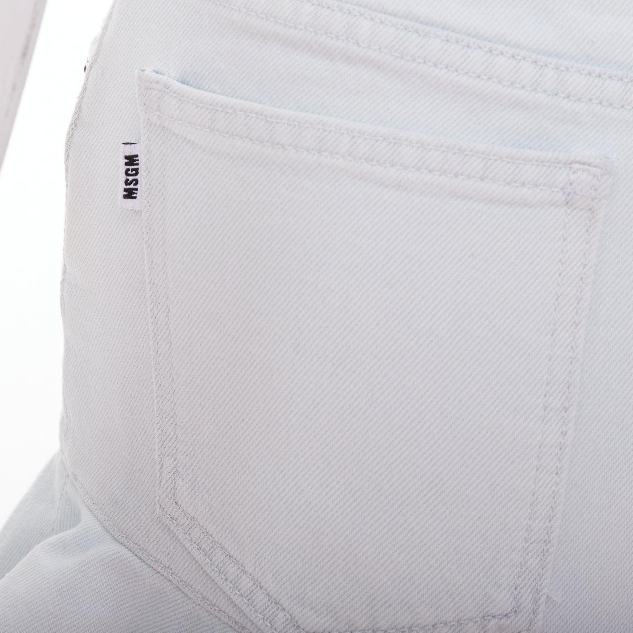 MSGM mini shorts con cremallera delantera y dobladillo de volantes en azul claro lavado IT38 XS
Referencia: AAWC/A01562
Marca: MSGM
Material: Denim
Color: Azul, Plata
Patrón: Sólido
Cierre: cremallera
Detalles adicionales: Dobladillo con