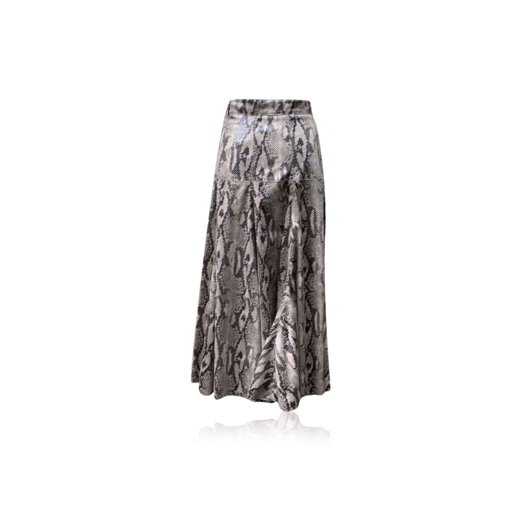 Magnifique jupe midi à imprimé animalier beige de MSGM Milano. Il présente une finition brillante, des plis froncés et un ourlet long. Fermeture à glissière sur le côté avec crochets et œillets. Composition : 100% Polyester. Doublure en polyester