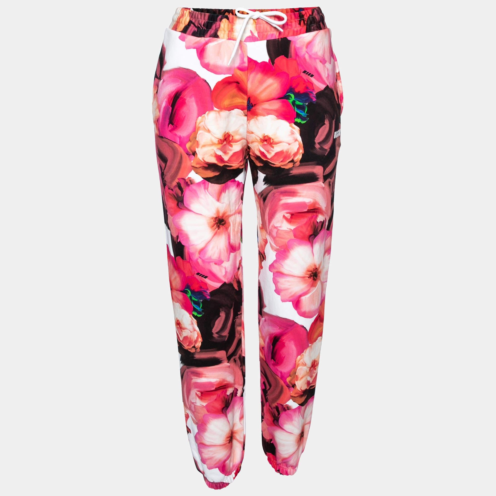 MSGM te trae estos preciosos pantalones de chándal que podrás llevar del día a la noche. Cosidos meticulosamente con algodón multicolor, los pantalones lucen un bonito estampado floral por todas partes. Consiguen el equilibrio perfecto entre