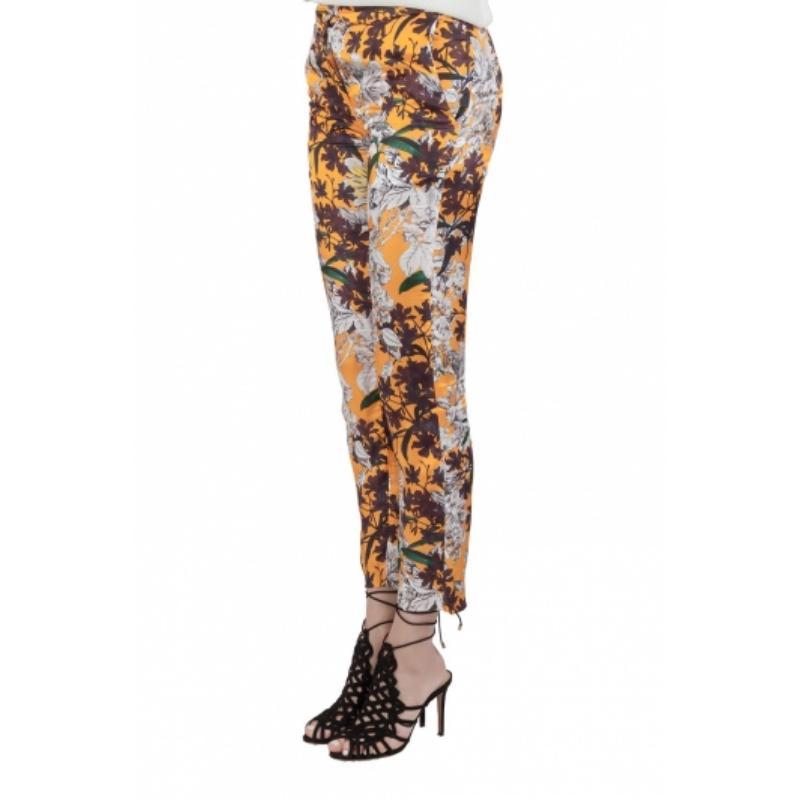 These MSGM trousers have been designed with just the right style details, like the perfect tailoring, the pockets and the floral prints all over. You'll look fabulous when you wear these with a chic blouse and sandals.