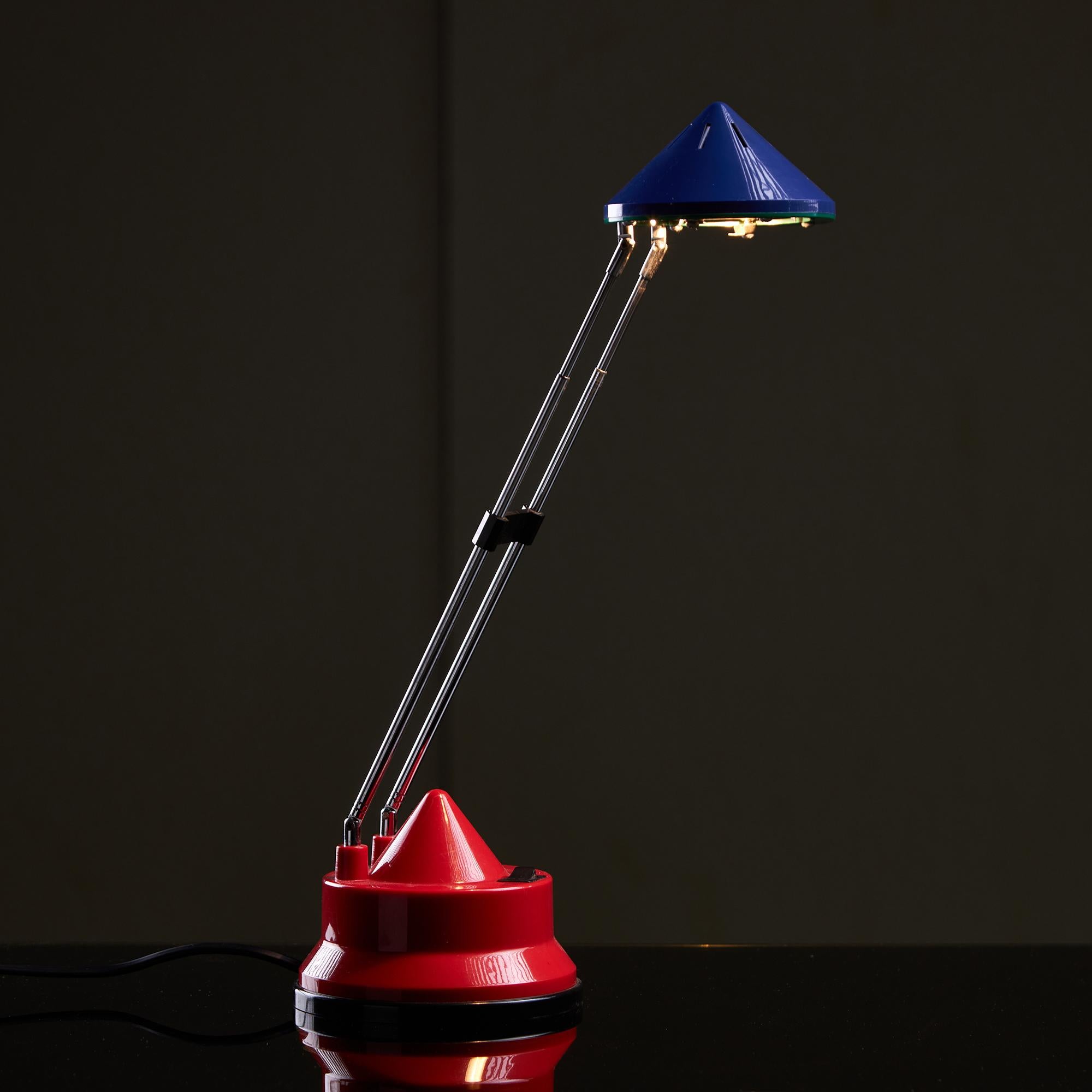 The MT-952 Memphis style table lamp highlights a design influenced by the Memphis Group, a famous design movement from the 1980s Italy. This style is recognized for its colours, shapes, and aesthetics, creating an appeal that can enhance any space.