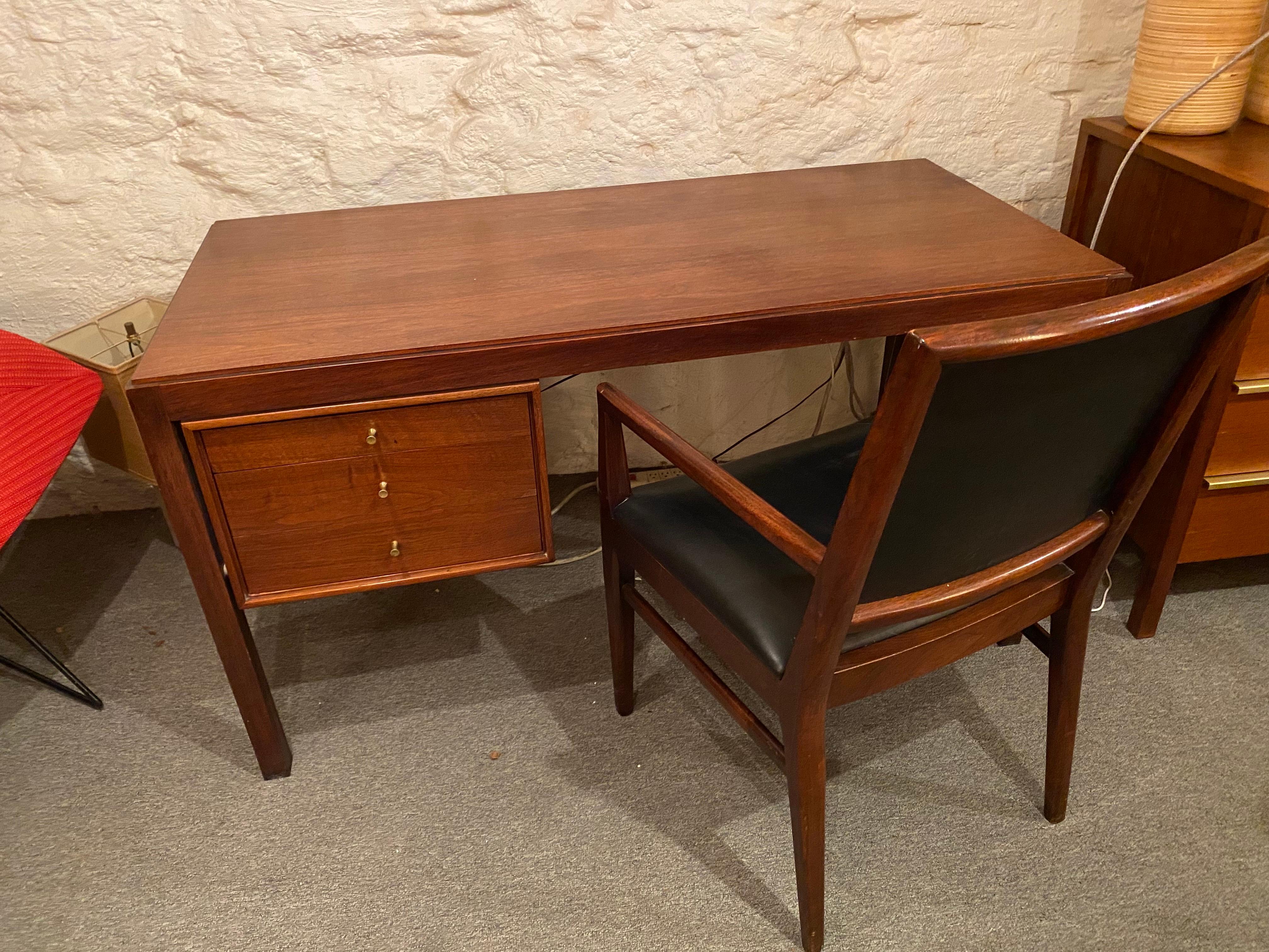 Bureau Mt Airy en noyer avec tirettes en laiton et fauteuil en noyer.  La chaise s'insère parfaitement sous la jupe du bureau.  Vendu par l'intermédiaire de John Stuart.  Design Elegant, finition au dos également pour de nombreuses options de