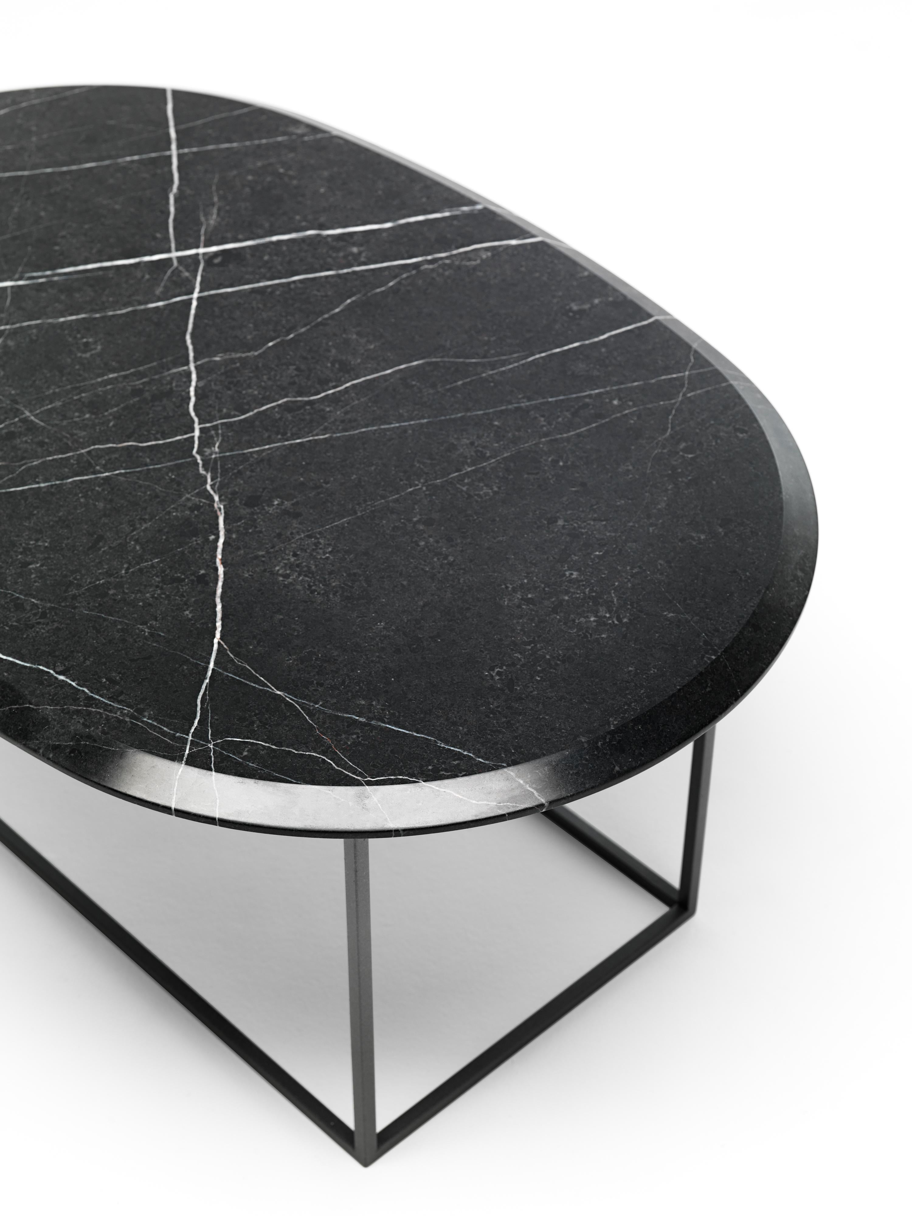 italien Table basse moderne du 21e siècle avec base en acier peint et plateau en marbre massif en vente