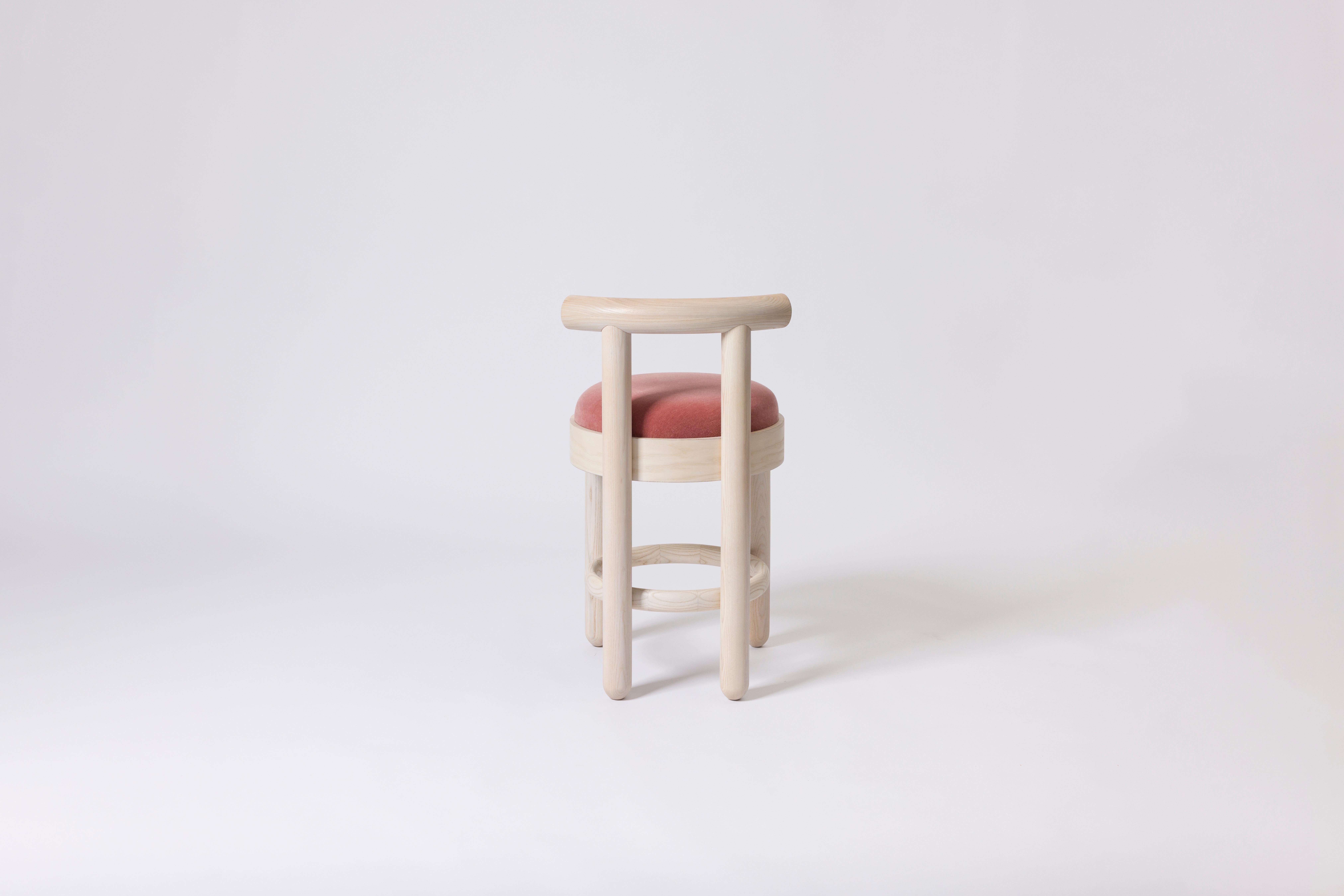 Lo sgabello da pranzo mt. curve di bnf studio dona eleganza e calore a qualsiasi ambiente da pranzo o come pezzo forte. Caratterizzato da un'elegante struttura in legno di frassino scolpito con finitura naturale, questo sgabello è rivestito in