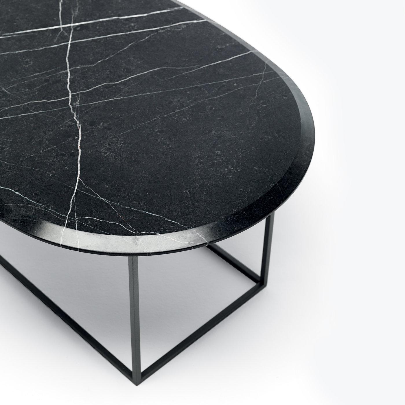 Exuding sleek, modern allure, this elegant coffee table will coordinate elegantly with any modern decor thanks to the calibrated balance of angles and curves of its striking silhouette. Featuring a rectangular base made of thin squared metal tubing