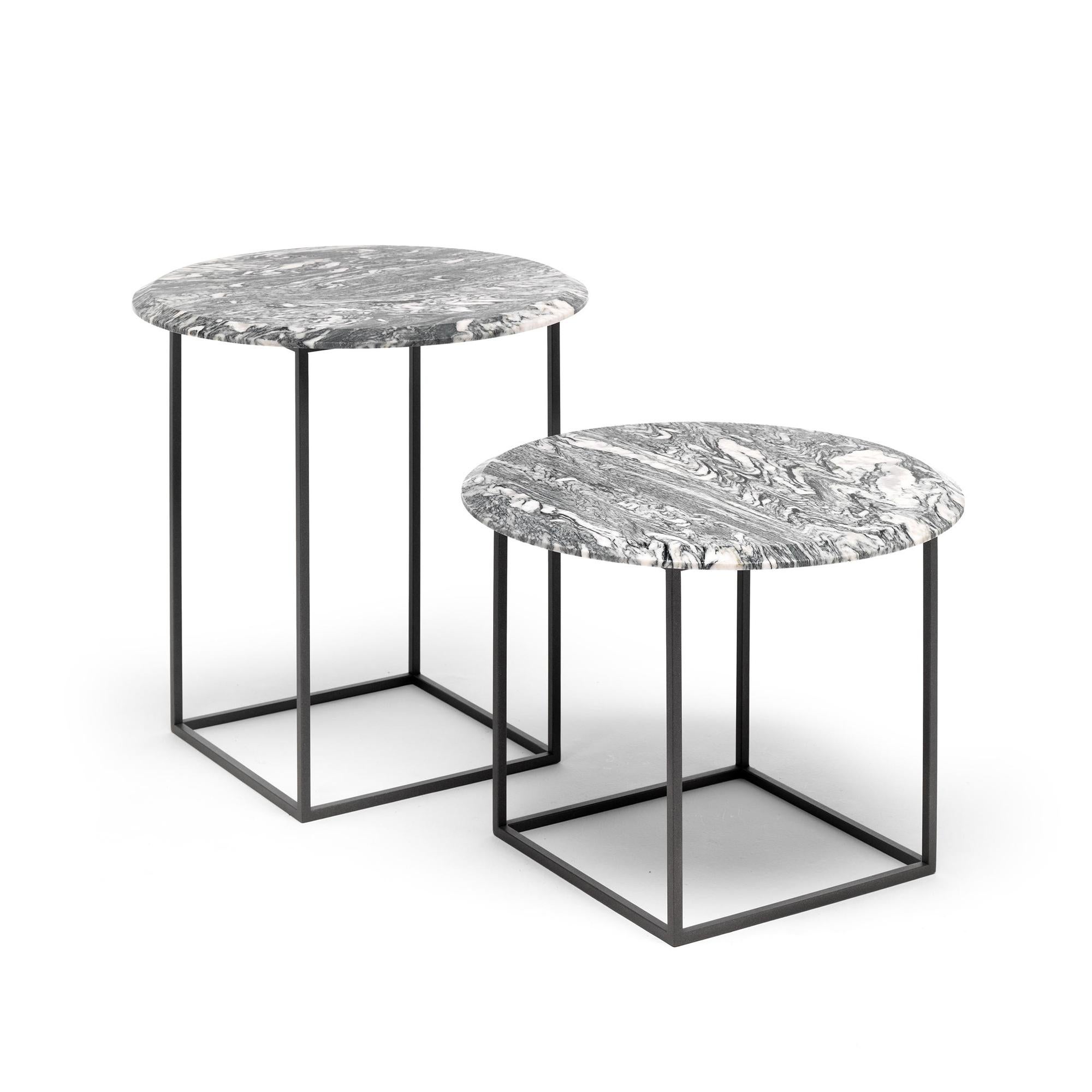 Moderne Table d'appoint moderne du 21e siècle avec base en acier peint et plateau en marbre massif en vente