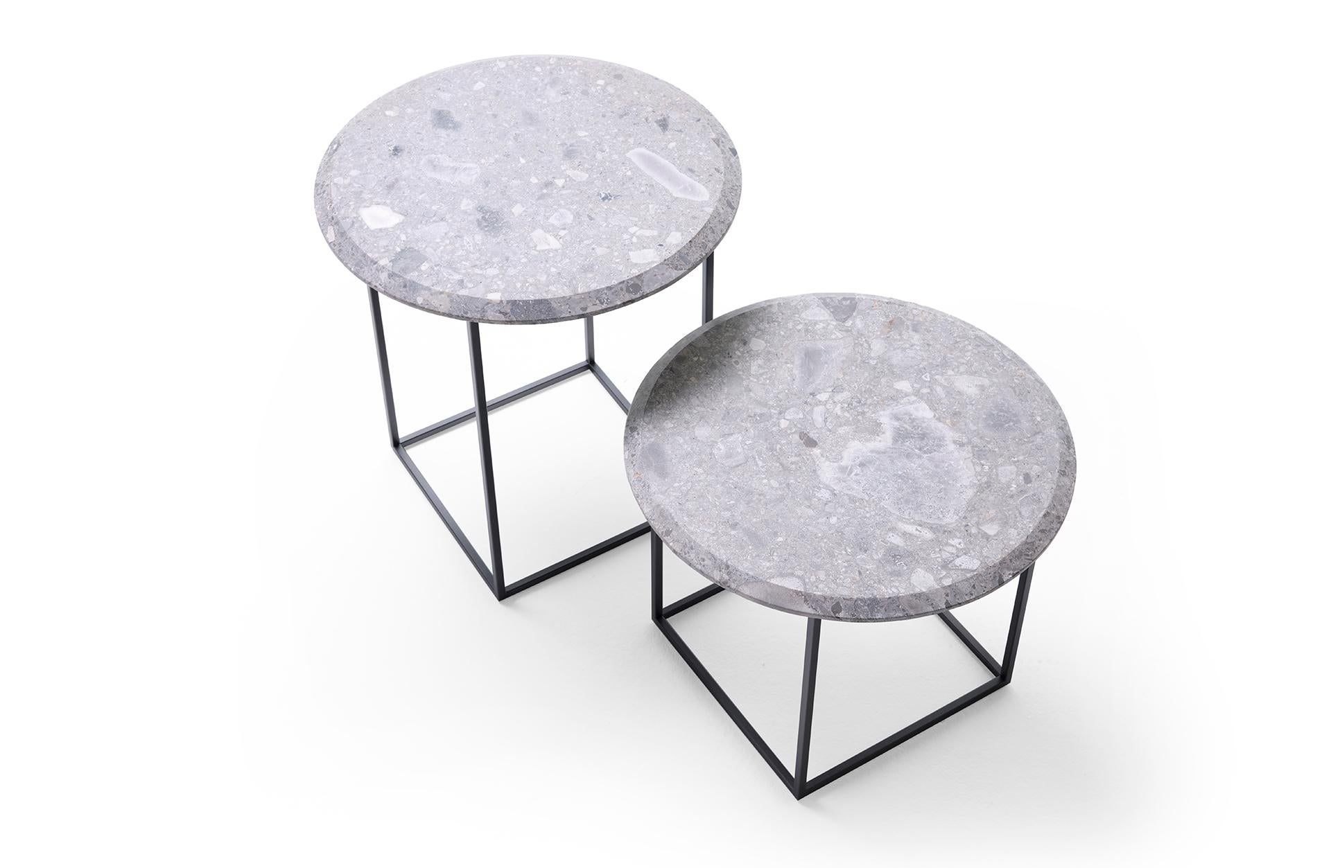 XXIe siècle et contemporain Table d'appoint moderne du 21e siècle avec base en acier peint et plateau en marbre massif en vente