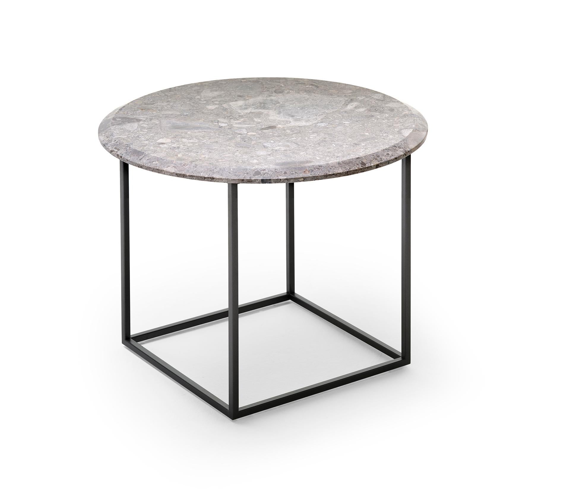 Table d'appoint moderne du 21e siècle avec base en acier peint et plateau en marbre massif en vente 1