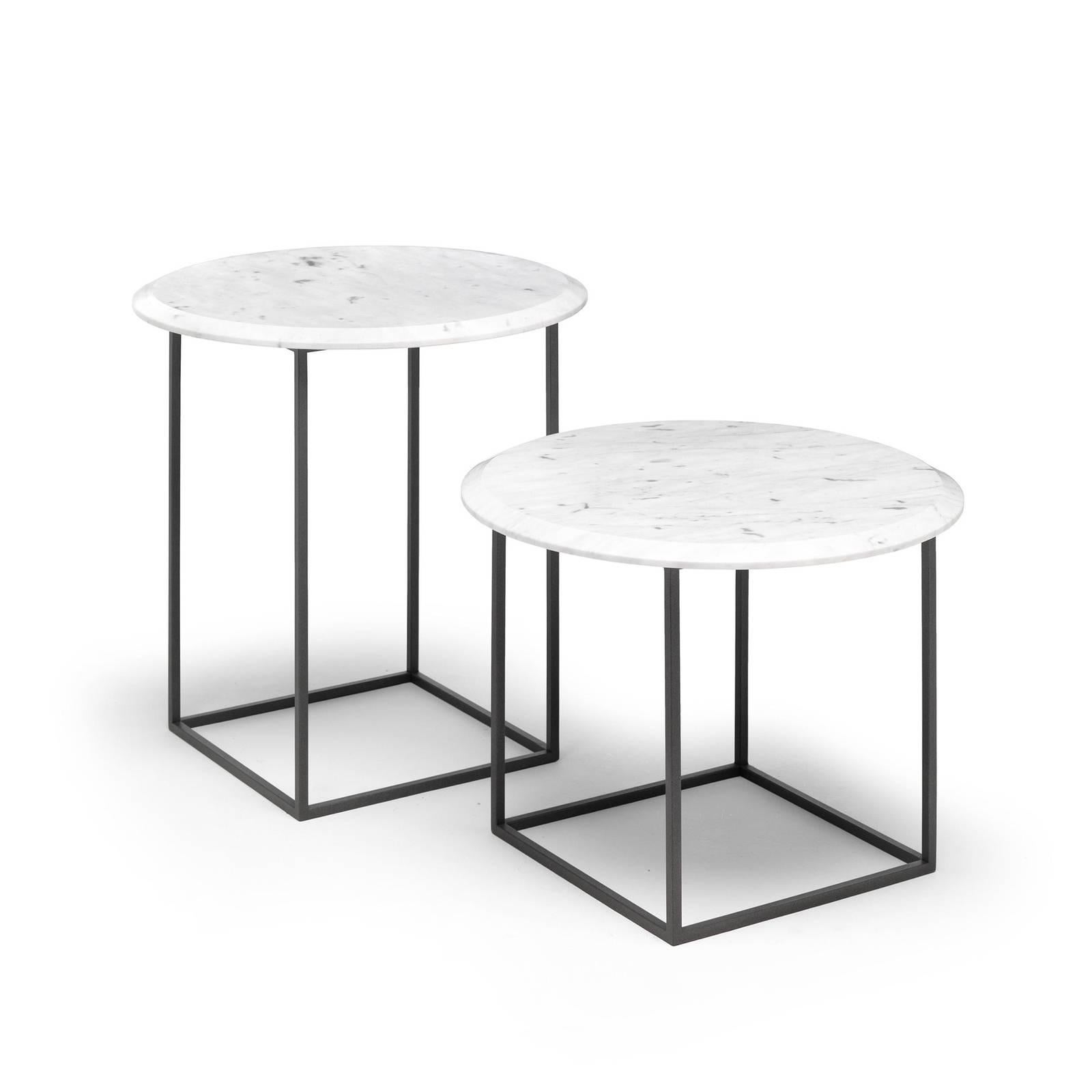 This elegant and modern side table is part of the Gotham collection, designed in 2017 by Federico Carandini. It boasts a light and Minimalist structure in grey-colored metal with a square section that supports a round top in Carrara marble. The