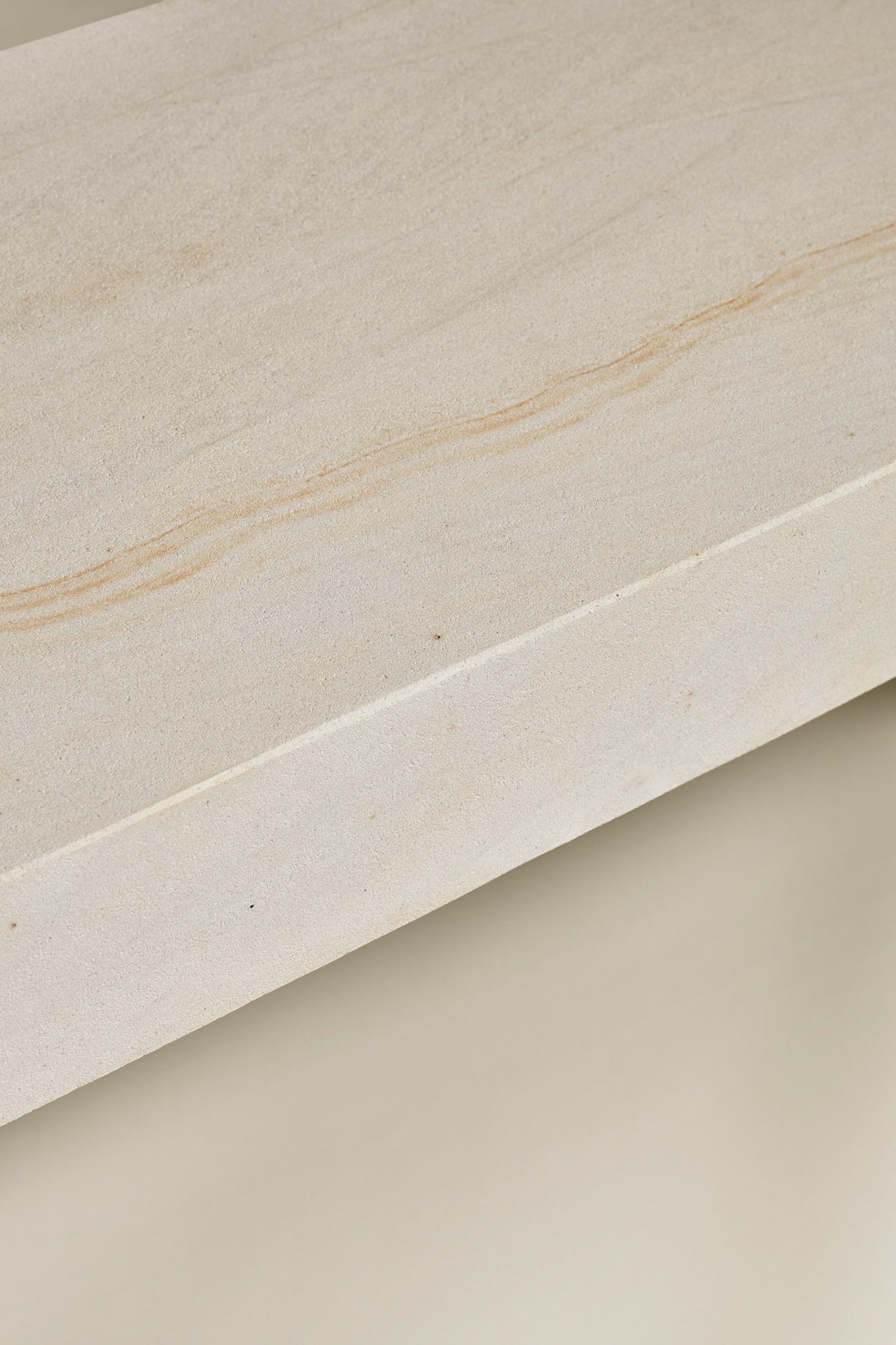 Le MŪ161 est en grès massif. La surface du matériau d'origine locale est traitée avec quelques couches d'un produit d'étanchéité de première qualité afin de préserver et de souligner le grain naturel de la pierre. La longue structure d'assise se