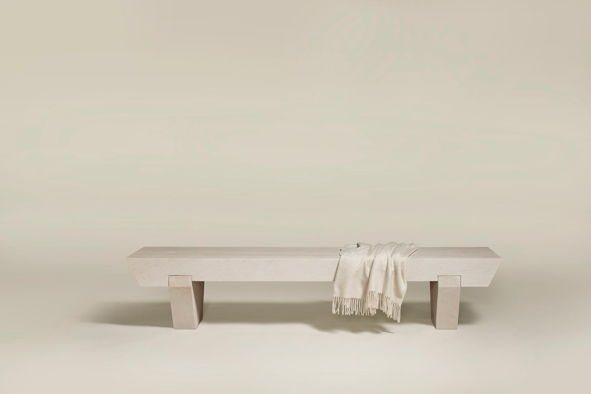 Sculpté MŪ161 Banc en grès par MŪVEK en vente