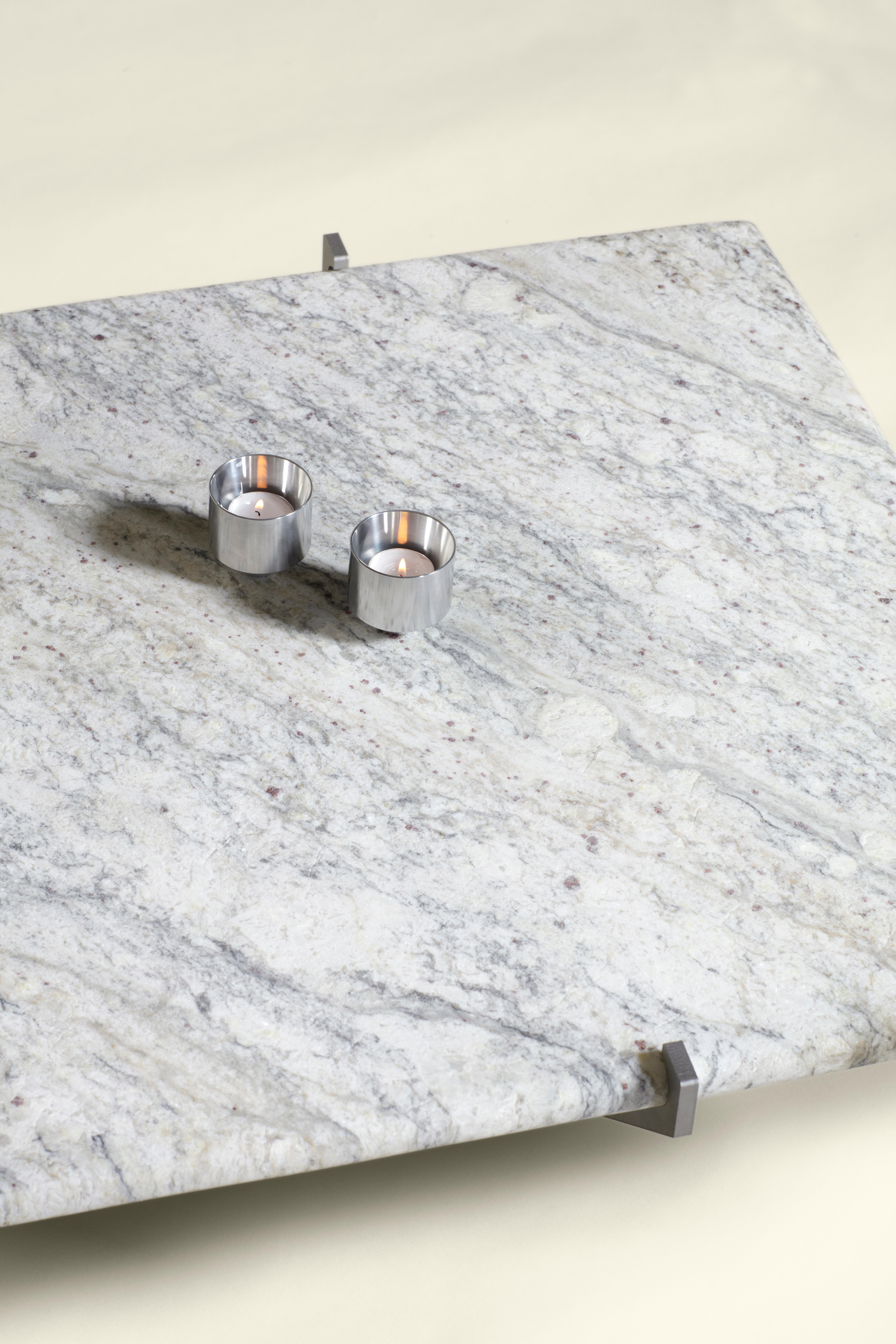 MŪ311 Couchtisch aus Kalahari-Springs-Granit von MŪVEK (Sandgestrahlt) im Angebot