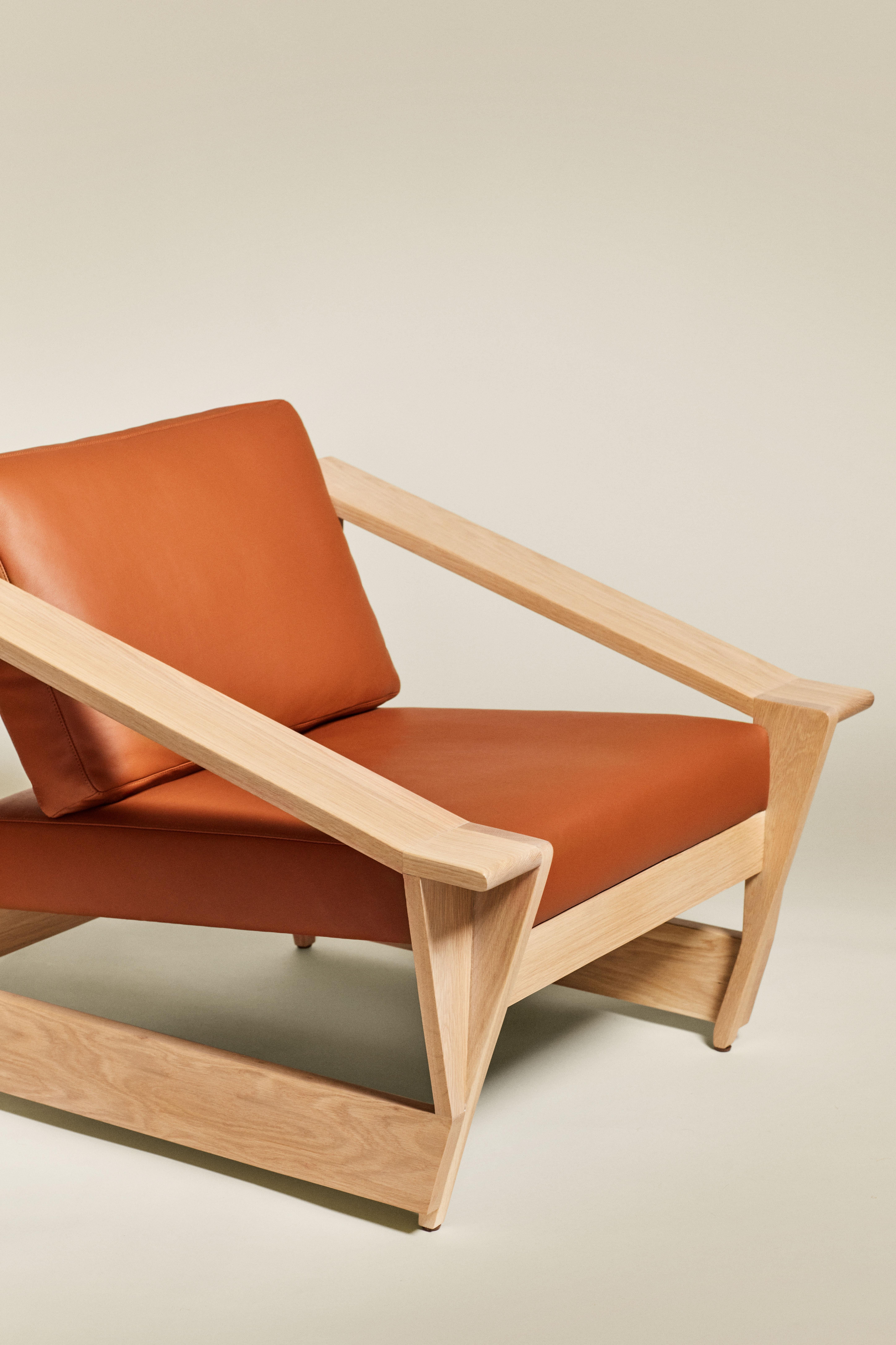 Brutalist MŪ61 Solid Oak Lounge Chair with Leather Upholstery by MŪVEK For Sale