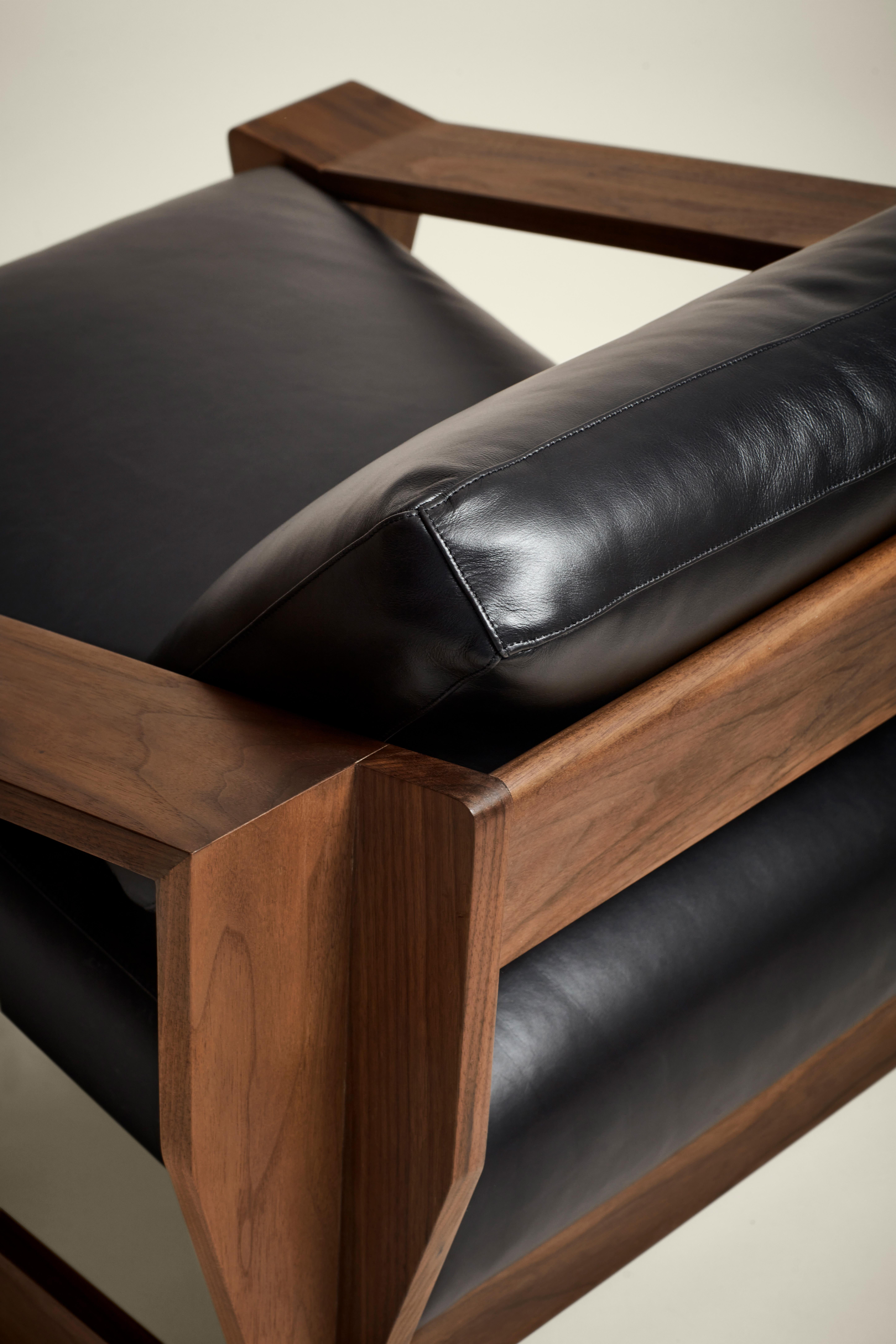 South African MŪ61 Solid Walnut Lounge Chair with Leather Upholstery by MŪVEK For Sale