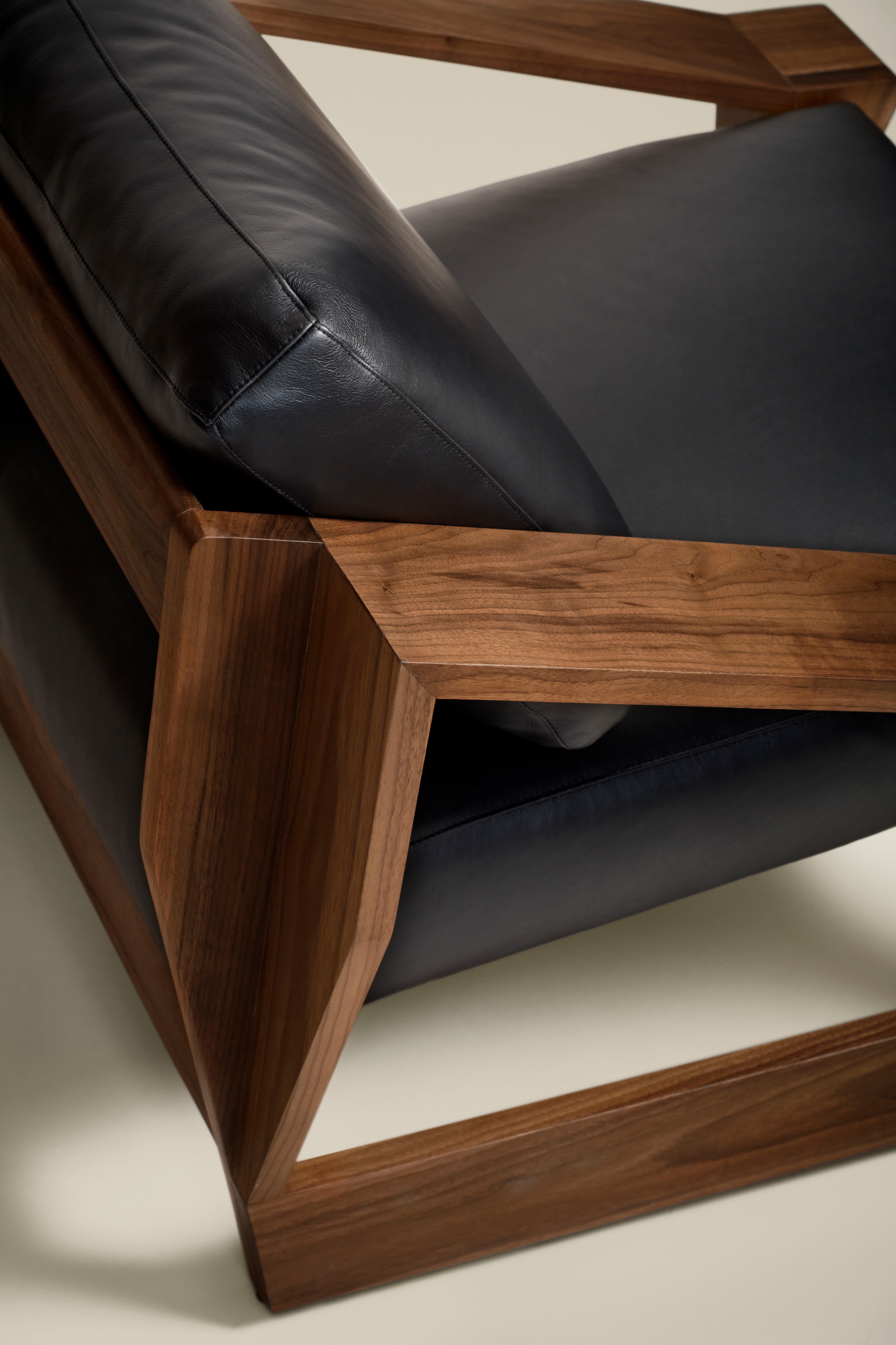 Oiled MŪ61 Solid Walnut Lounge Chair with Leather Upholstery by MŪVEK For Sale