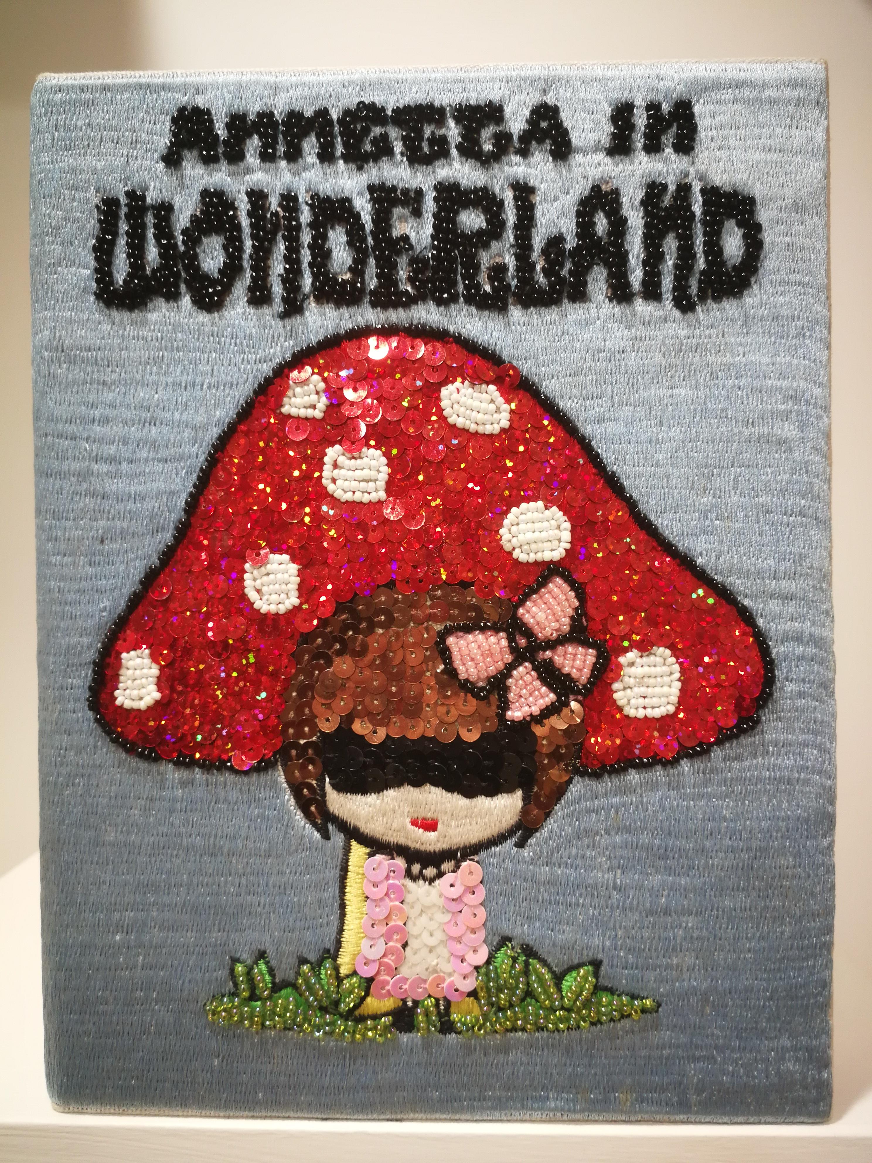Mua Mua Annetta in Wonderland Book Pochette / Shoulder Bag
Inspired to the famous editor Anna Wintour 

totally handmade bag embellished with sequins and beads
inside a small mirror and a shoulder strap
measurements: 23 x 17 cm
depth 3,5 cm