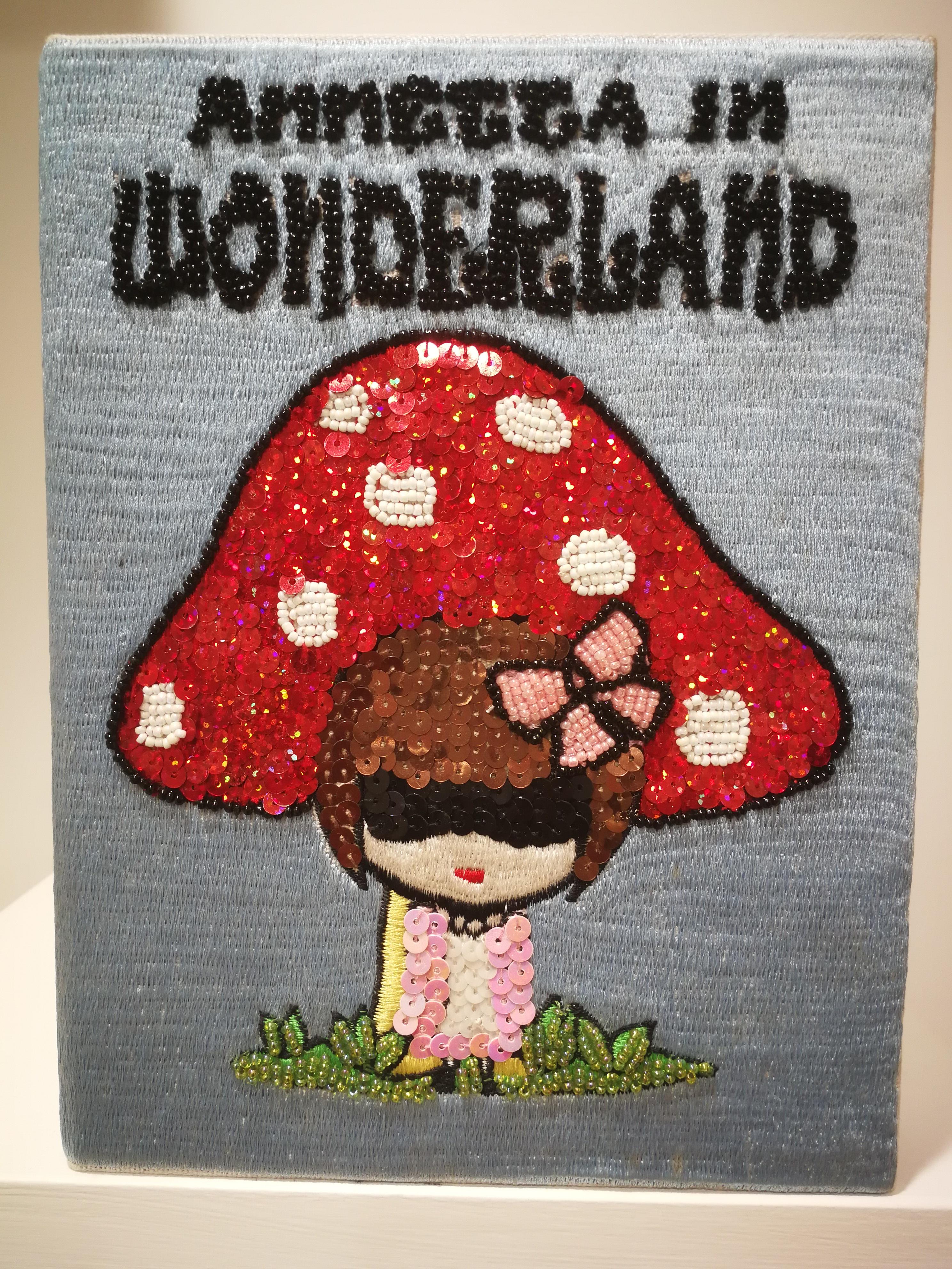 Gray Mua Mua Annetta in Wonderland Book Pochette