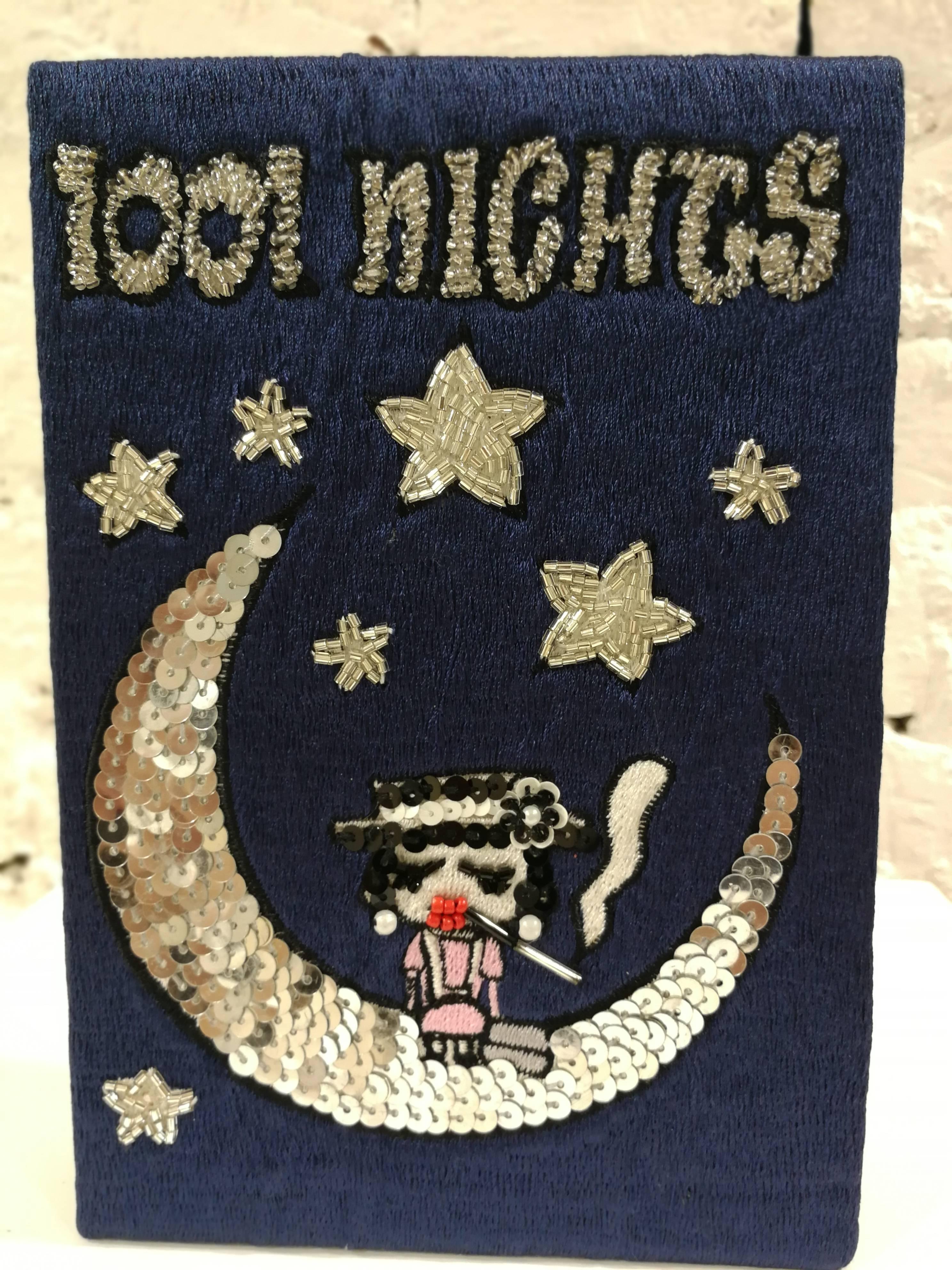 Mua Mua Coco 1001 Nights Blu Book Pochette Shoulder Bag

Coco in 1001 nights in a blue book pochette that can be worn as a shoulder bag too

Embellished with beads and sequins

Measurements: 20 * 13 cm

Shoulder strap lenght: 95 cm 
