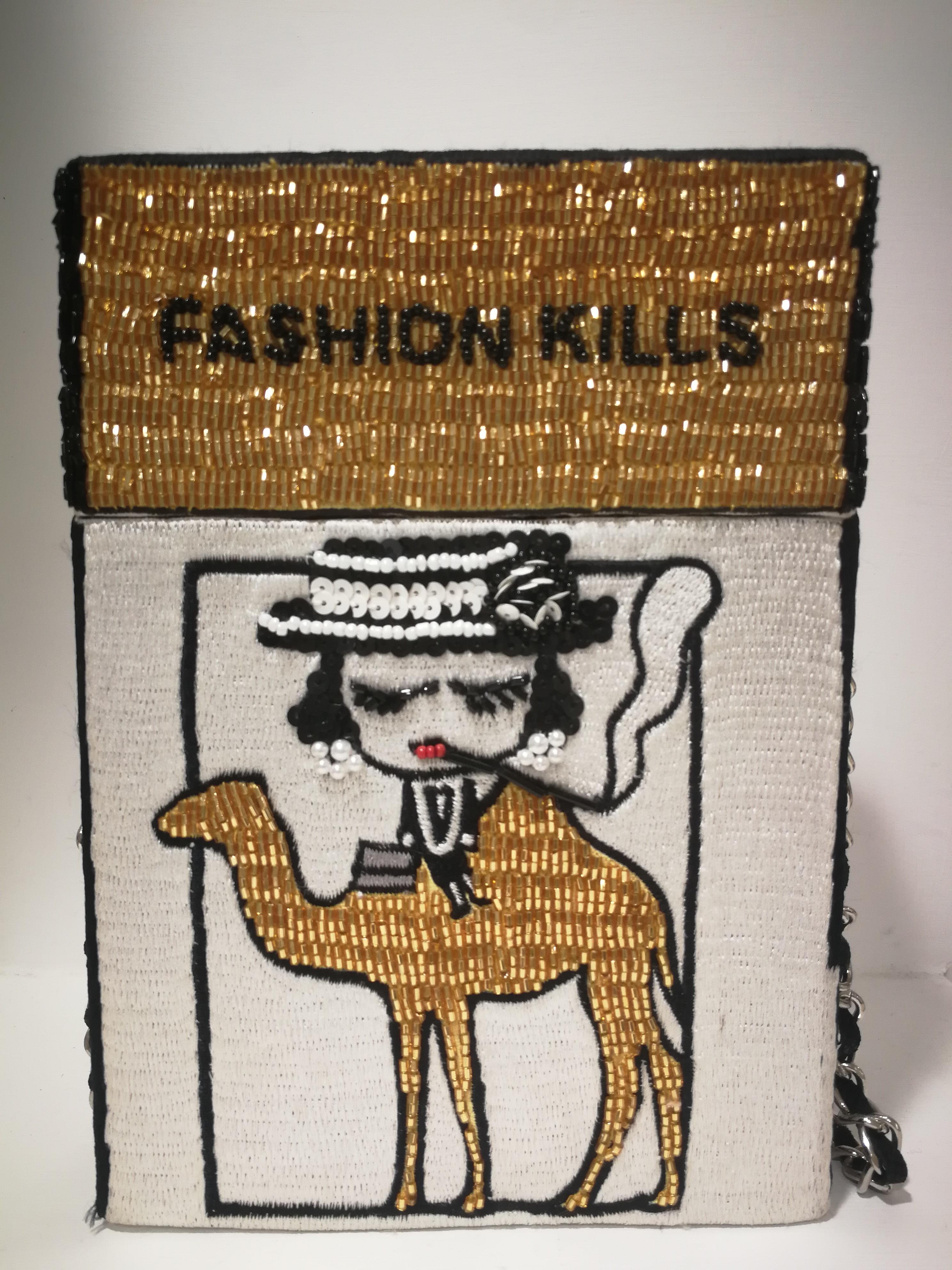 Mua Mua Coco Camel Cigarette Bag

Cigarette bag totally handmade and embellished with beads all over

totally made in indonesia

measurements: h 20 cm * 14 cm
depth 5 cm

shoulder strap sizeable
