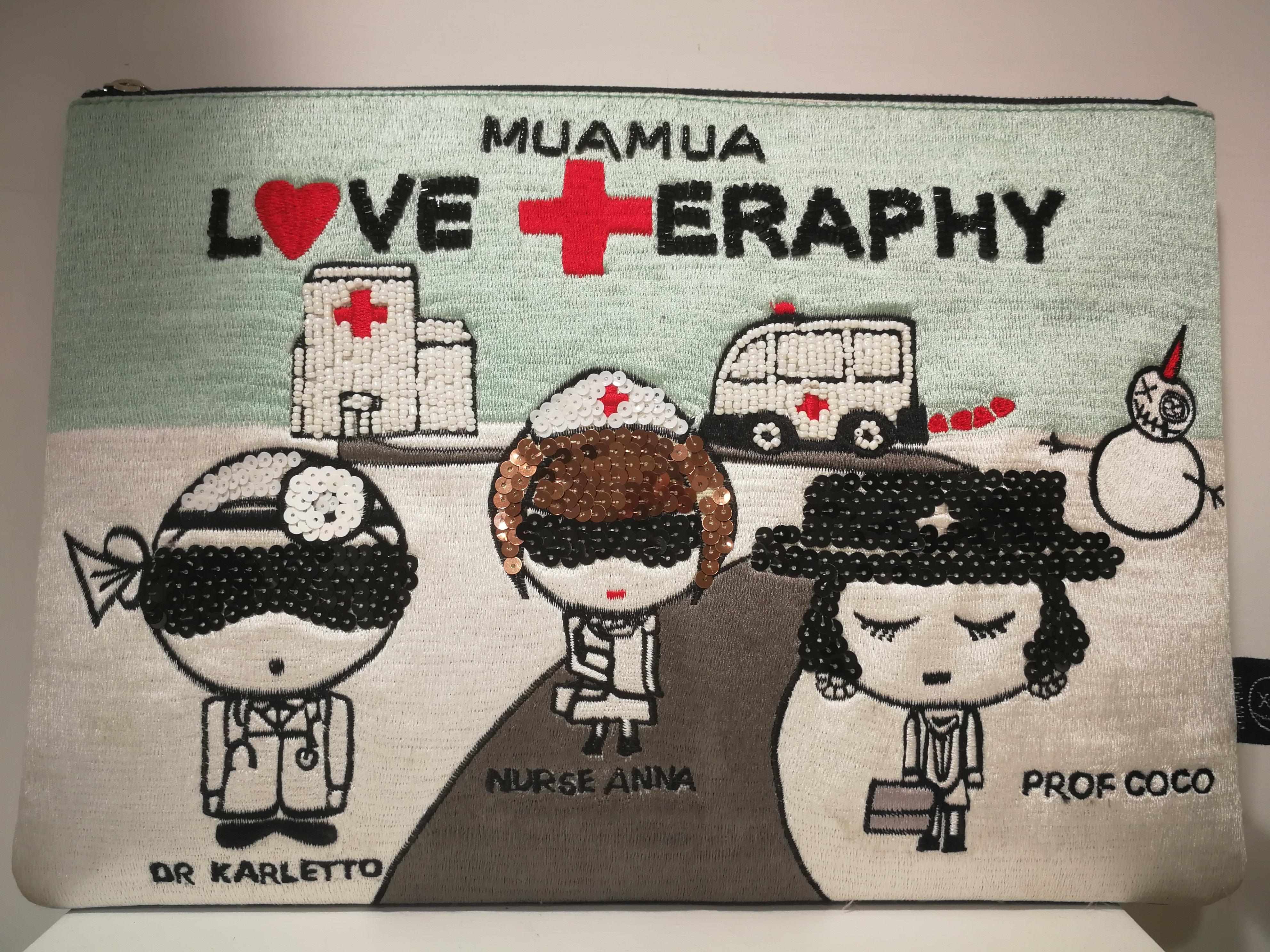 Mua Mua Love Therapy Zip Pochette
Big handle pochette by Mua Mua Dolls
Love therapy 
Measurements: 23 x 35 cm