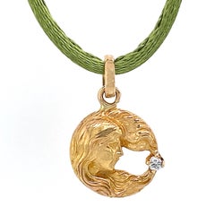 "Mucha Meerjungfrau" Bijou Medaille Anhänger oder Charm mit Diamant-Akzent in Gelbgold