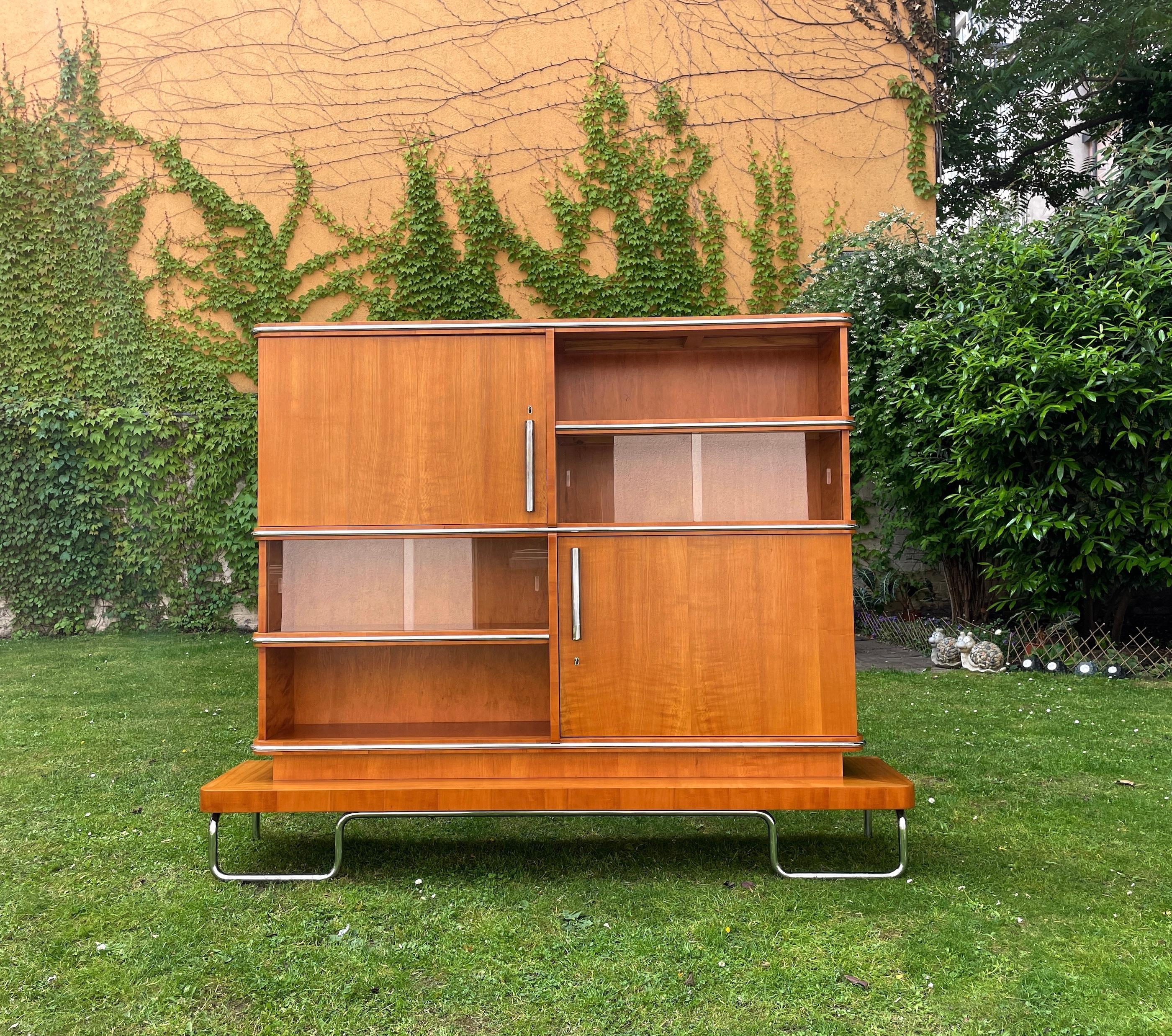 Mücke-Melder Highboard-Vitrine Ikonischer Funktionalismus aus der Tschechoslowakei der 1930er Jahre (Art déco) im Angebot