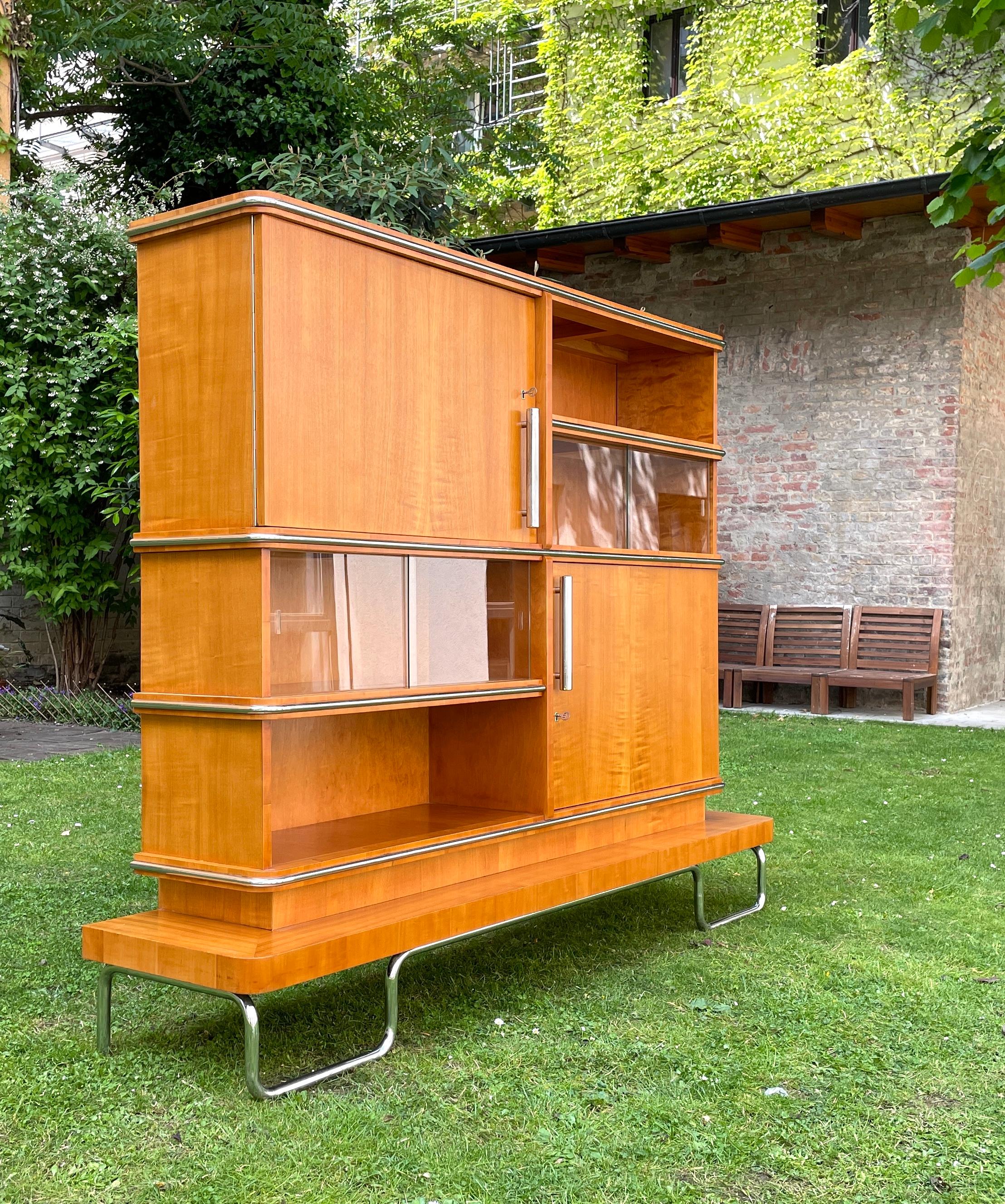 Mücke-Melder Highboard-Vitrine Ikonischer Funktionalismus aus der Tschechoslowakei der 1930er Jahre (Tschechisch) im Angebot