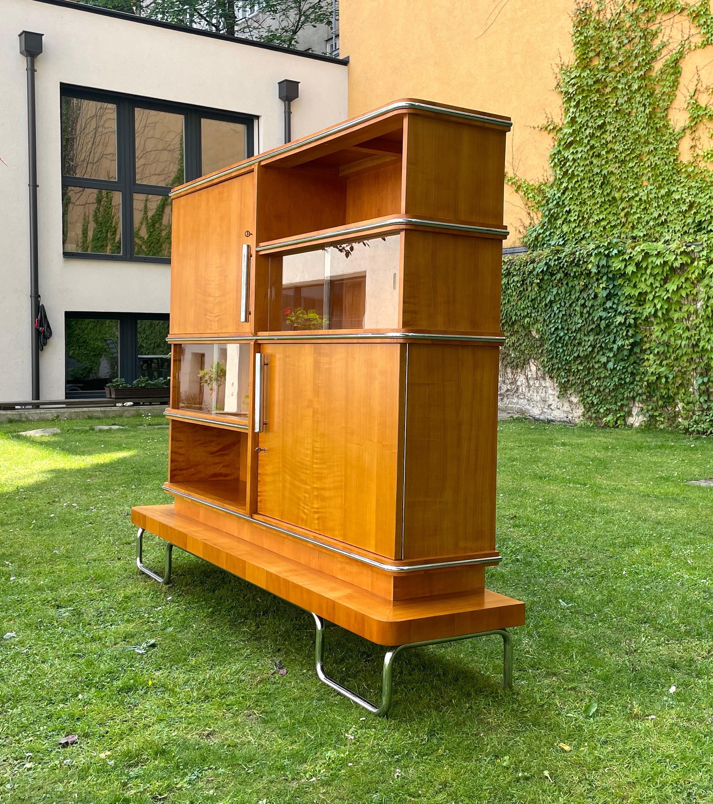 Mücke-Melder Highboard-Vitrine Ikonischer Funktionalismus aus der Tschechoslowakei der 1930er Jahre im Zustand „Hervorragend“ im Angebot in Wien, AT