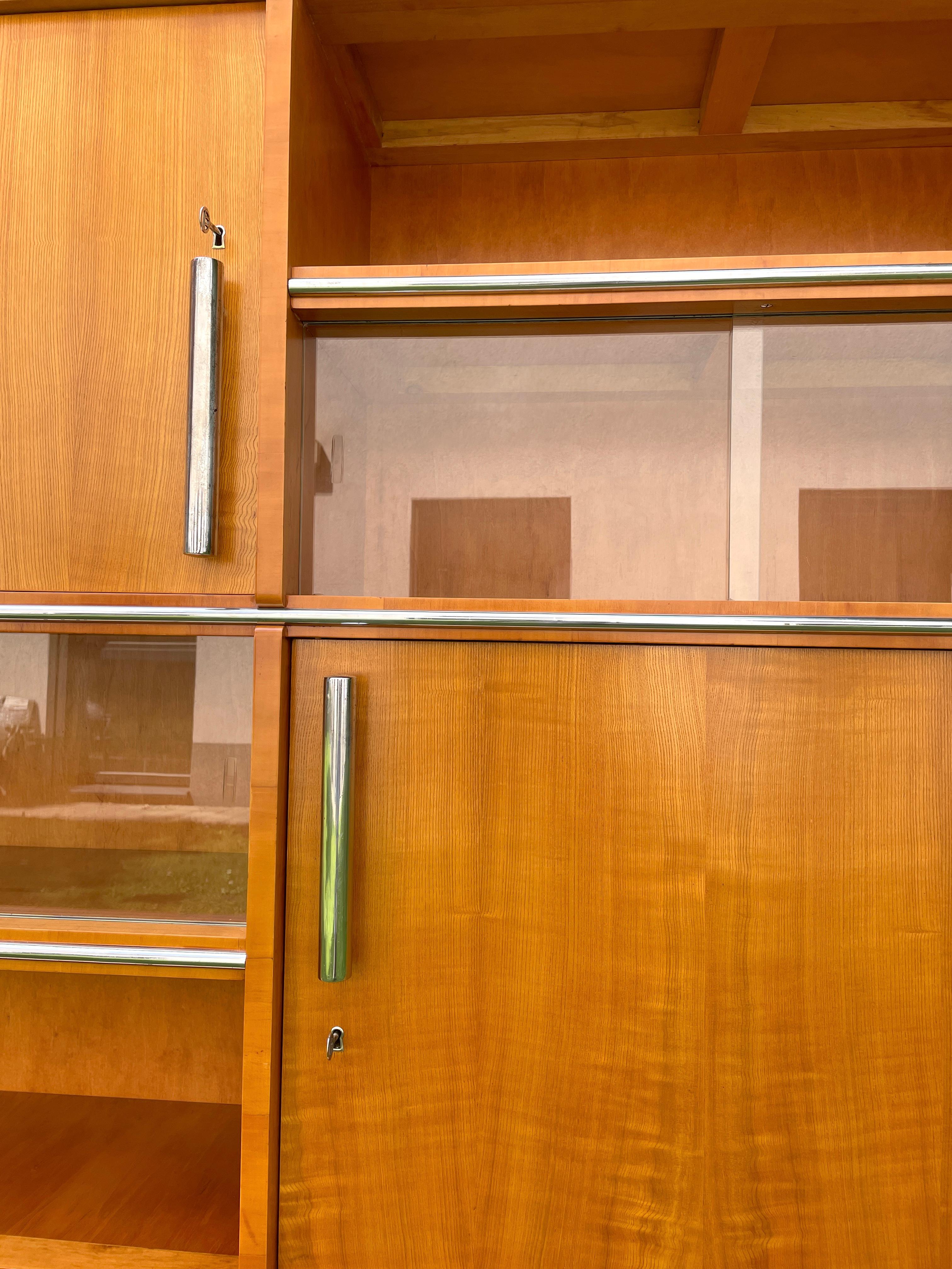 Mücke-Melder Highboard-Vitrine Ikonischer Funktionalismus aus der Tschechoslowakei der 1930er Jahre (Stahl) im Angebot