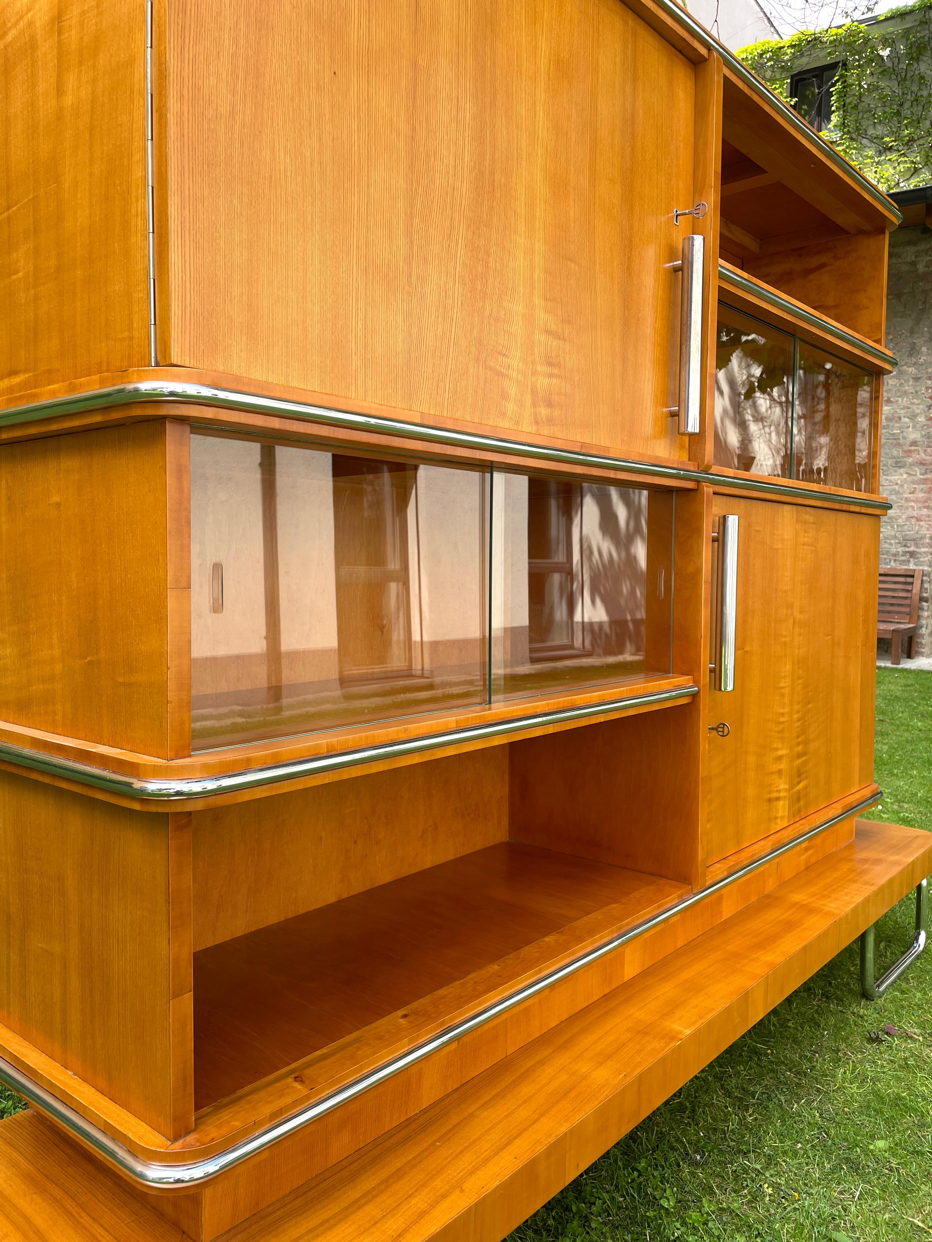 Mücke-Melder Highboard-Vitrine Ikonischer Funktionalismus aus der Tschechoslowakei der 1930er Jahre im Angebot 1