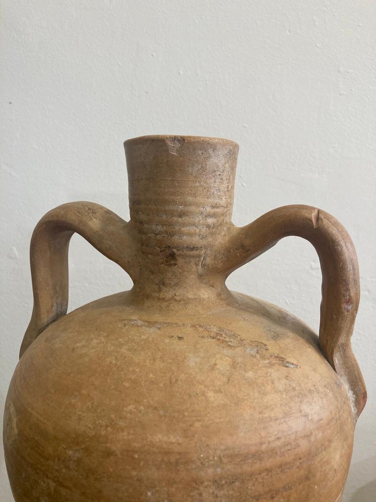 antiker, rustikaler Krug mit erstaunlicher Patina aus einer Privatsammlung. Wahrscheinlich wurde er zum Transport von Wasser oder Öl auf dem Land verwendet. 