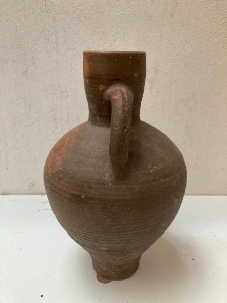 antiker, rustikaler Krug mit erstaunlicher Patina aus einer Privatsammlung. Wahrscheinlich wurde er zum Transport von Wasser oder Öl auf dem Land verwendet. 