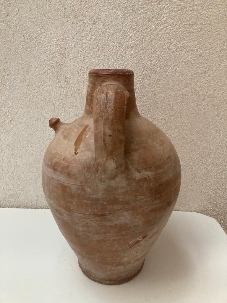 antiker, rustikaler Krug mit erstaunlicher Patina aus einer Privatsammlung. Wahrscheinlich wurde er zum Transport von Wasser oder Öl auf dem Land verwendet. 