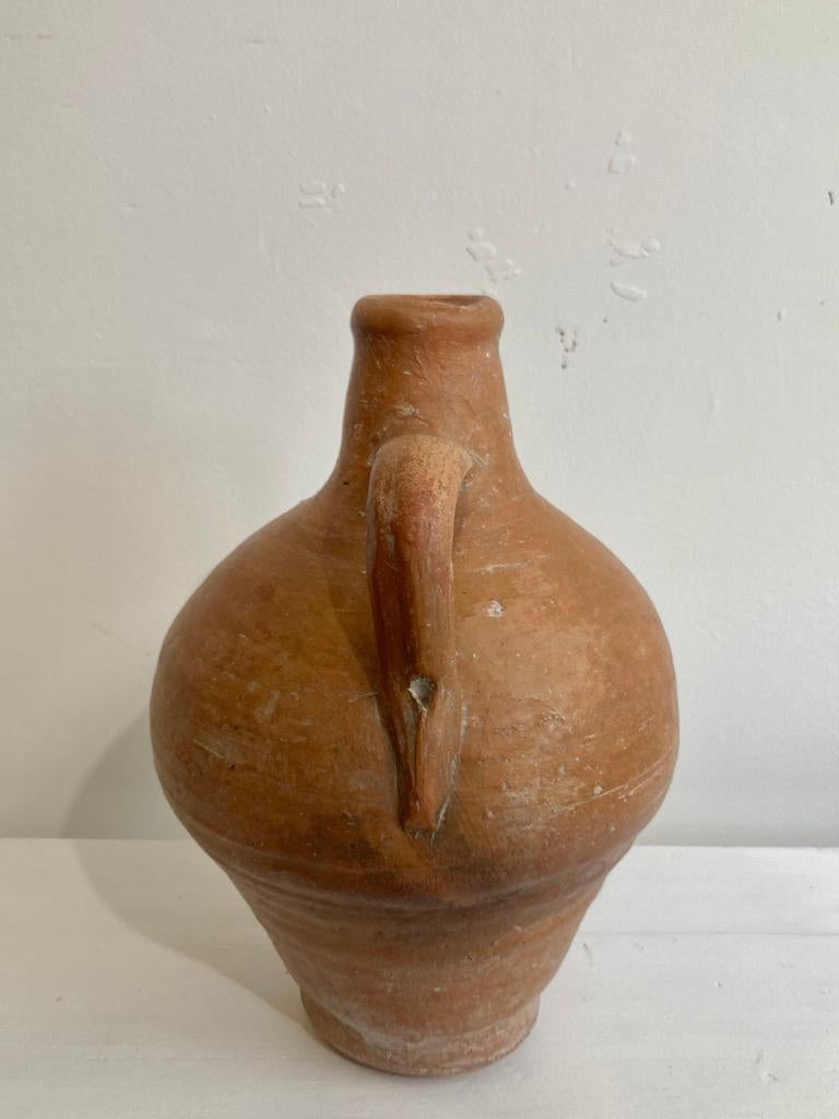 antigua tinaja rústica con una pátina asombrosa procedente de una colección privada. probablemente utilizada para transportar agua o aceite en el campo. 